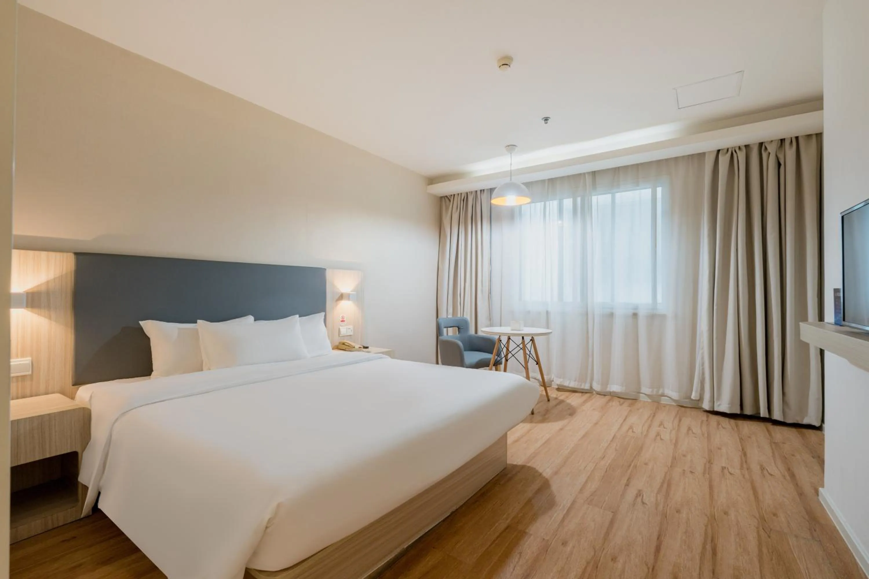 Bed in Hanting Hotel Beijing Railway Station Subway Station