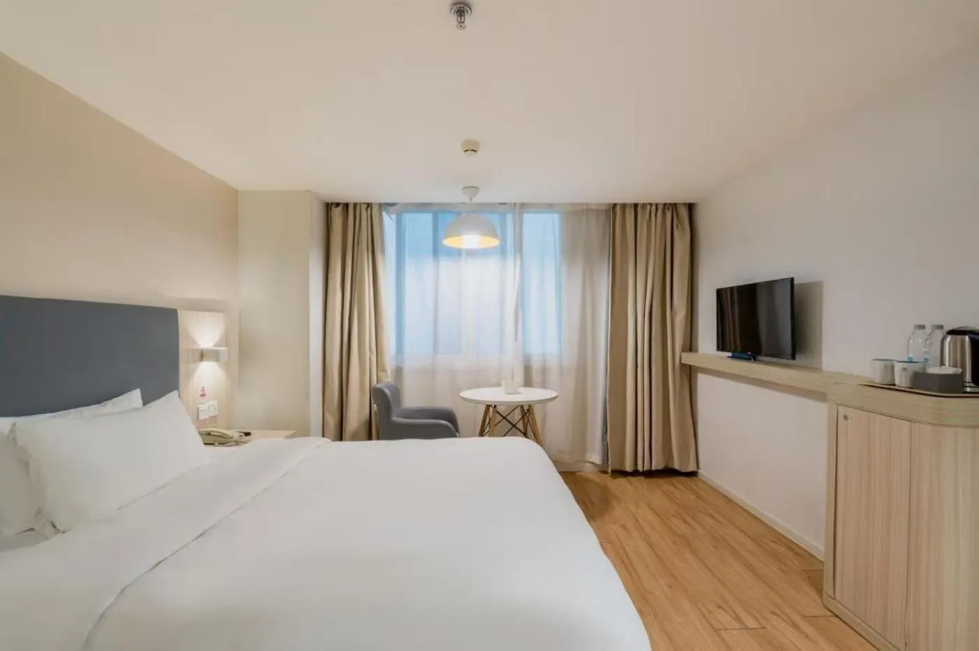 Bed in Hanting Hotel Beijing Railway Station Subway Station