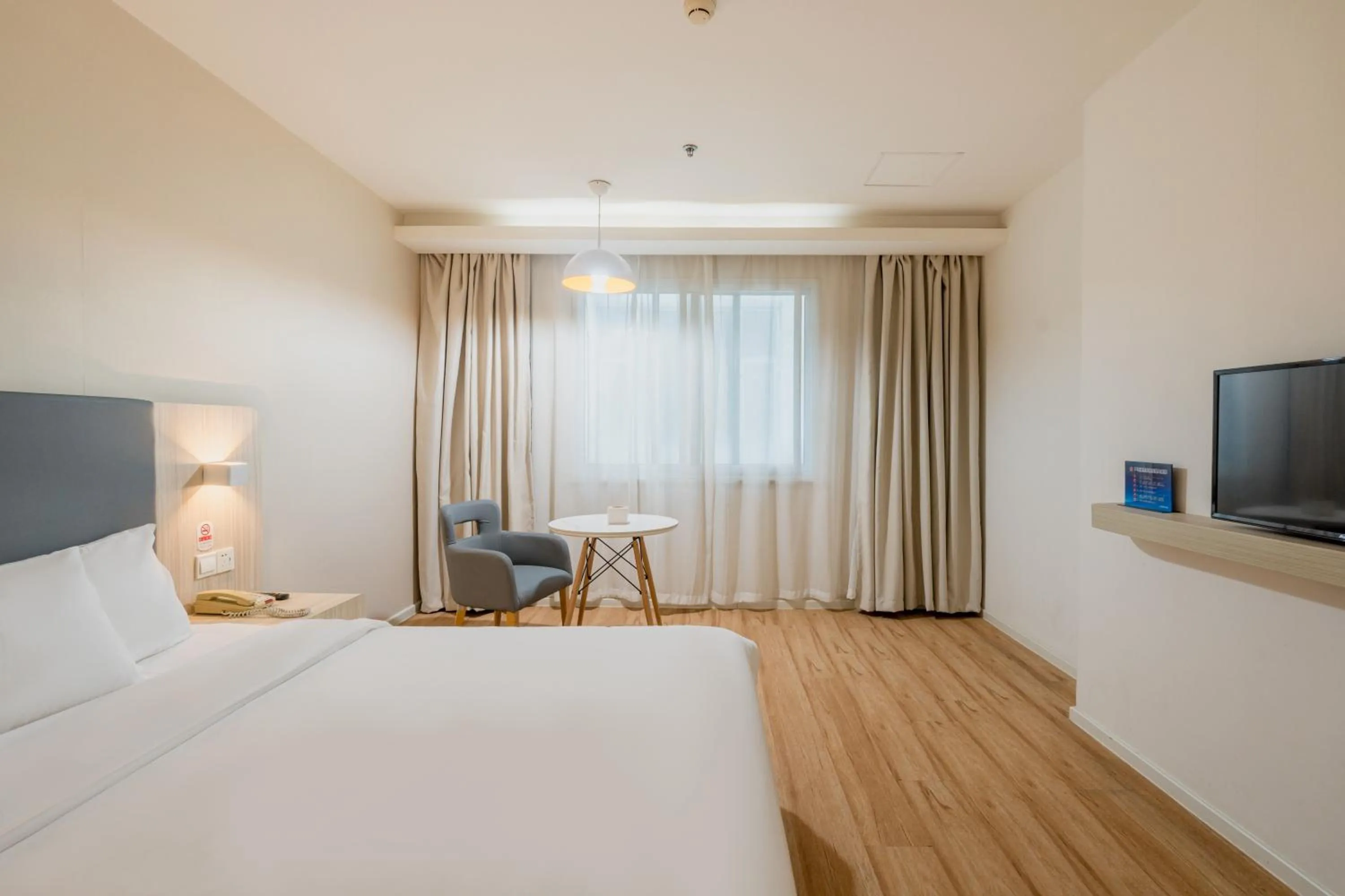 Bed in Hanting Hotel Beijing Railway Station Subway Station