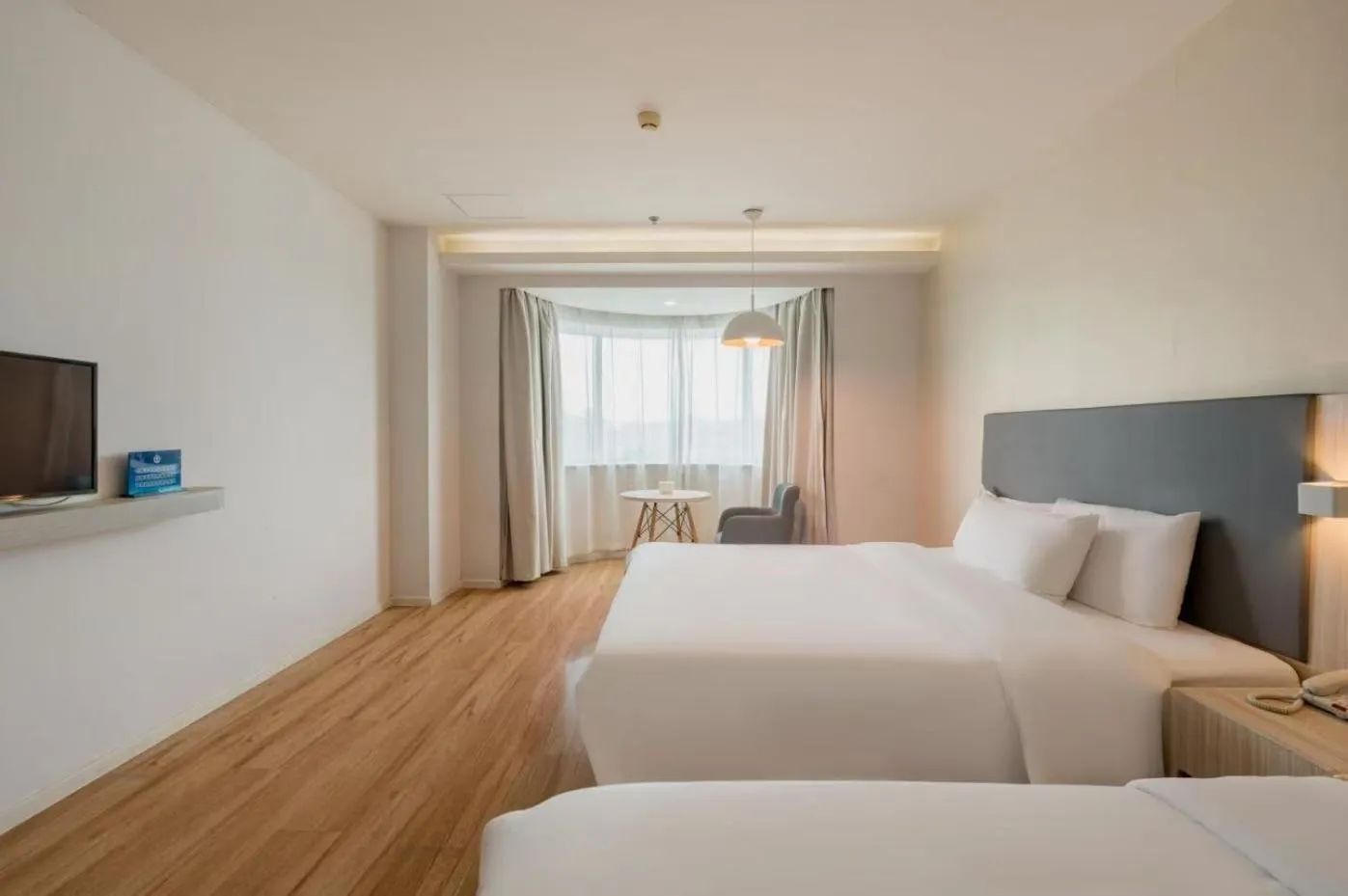 Bed in Hanting Hotel Beijing Railway Station Subway Station