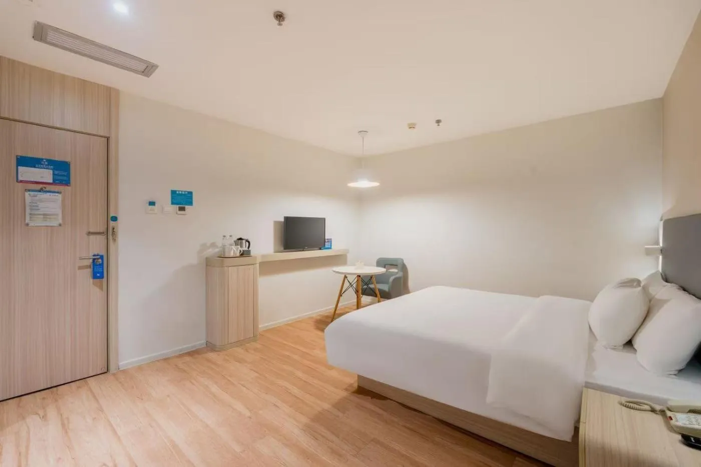 Bed in Hanting Hotel Beijing Railway Station Subway Station