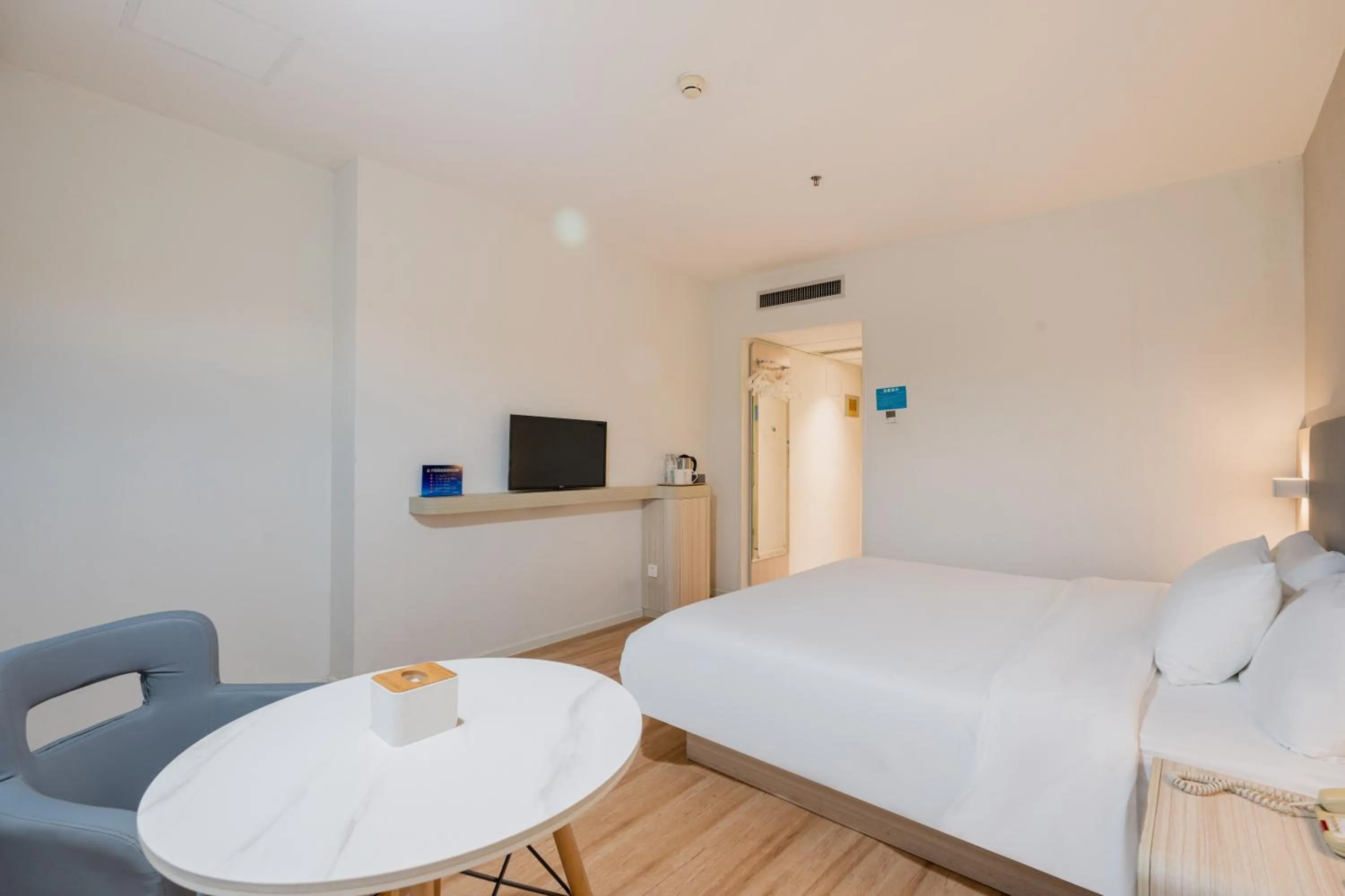 Bed in Hanting Hotel Beijing Railway Station Subway Station