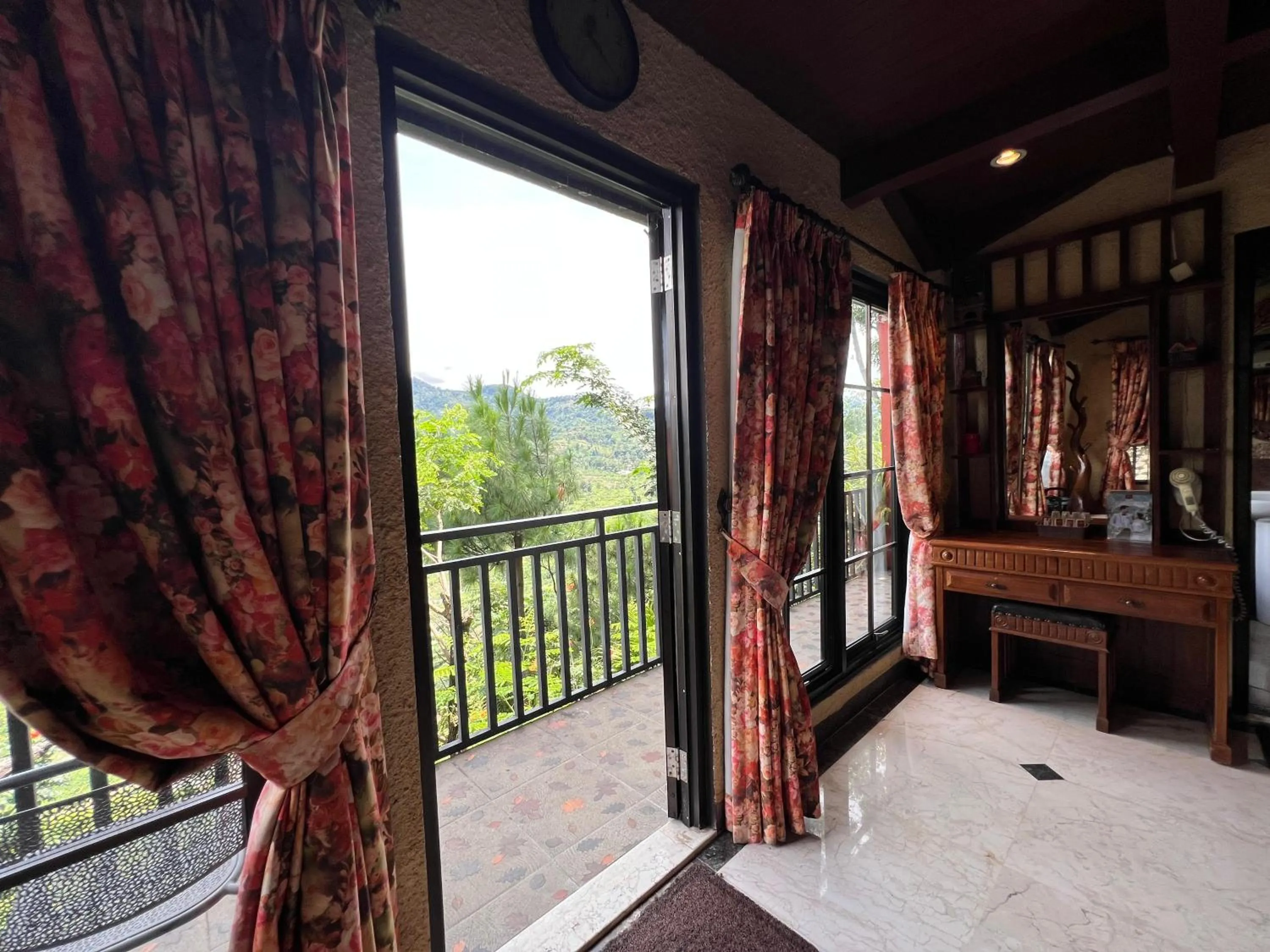 Edensor Hills & Resort