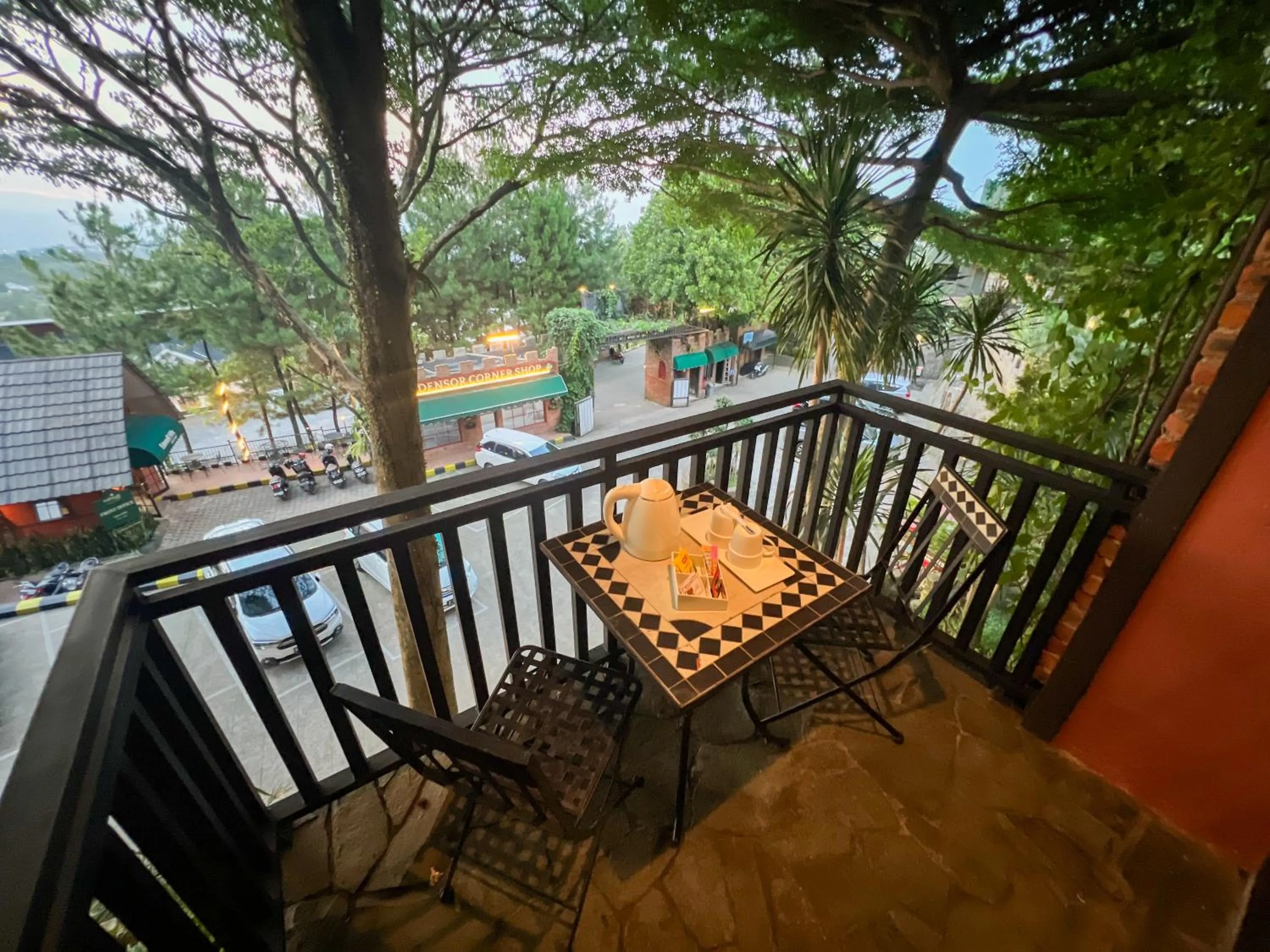 Edensor Hills & Resort