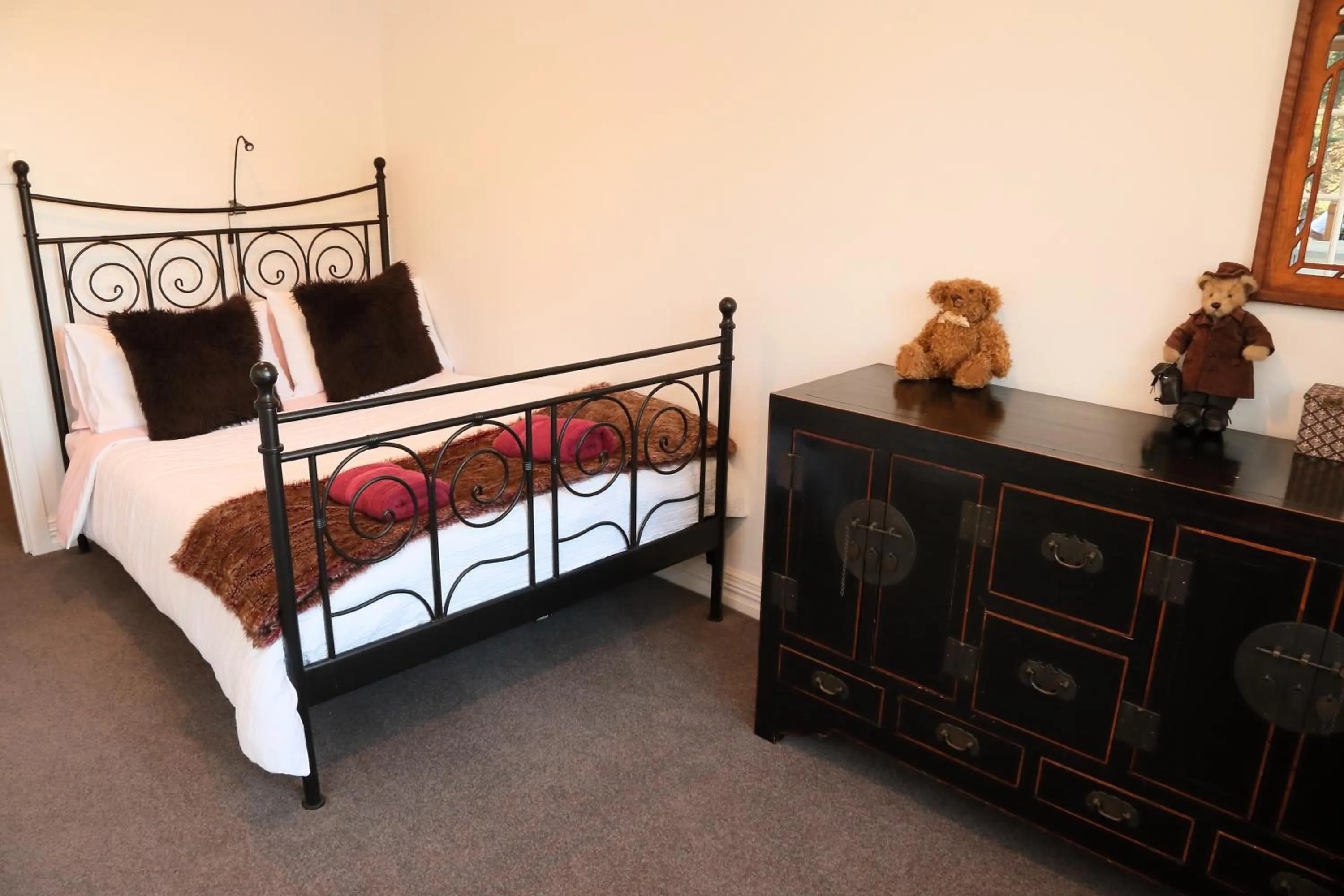 Bed in Home Farm Healesville