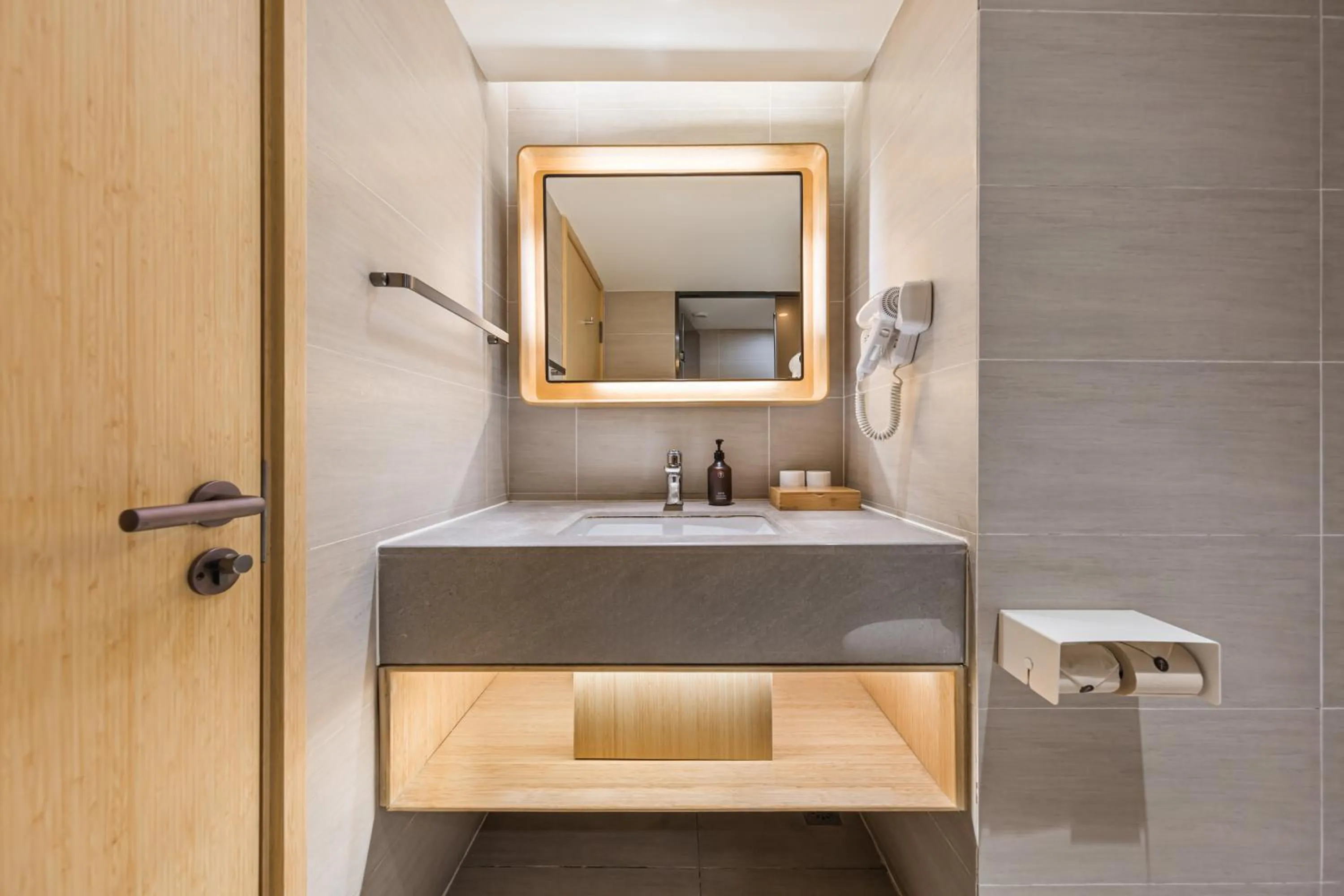 Bathroom in JI Hotel Beijing Nanluoguxiang Andingmen Subway Station