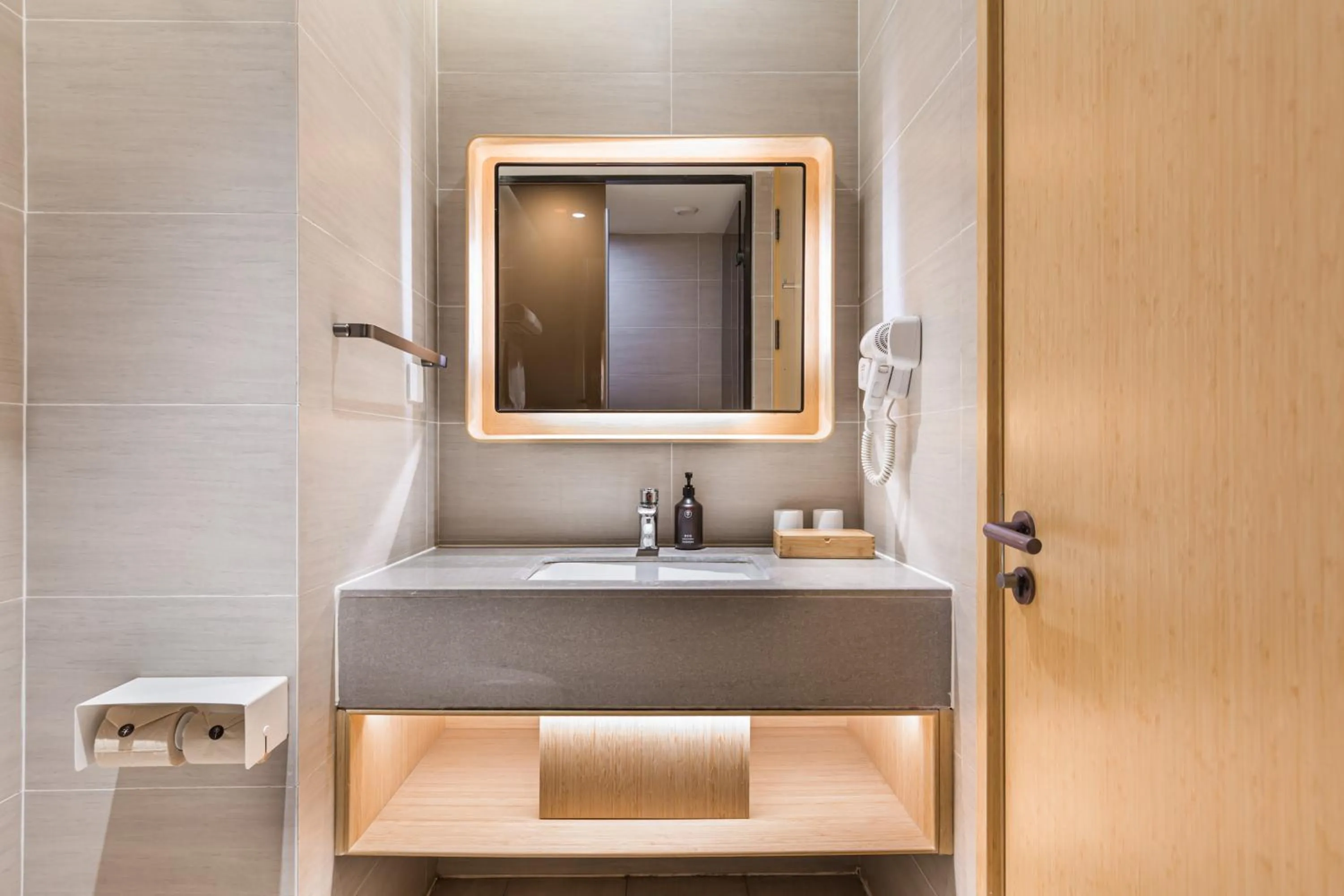 Bathroom in JI Hotel Beijing Nanluoguxiang Andingmen Subway Station