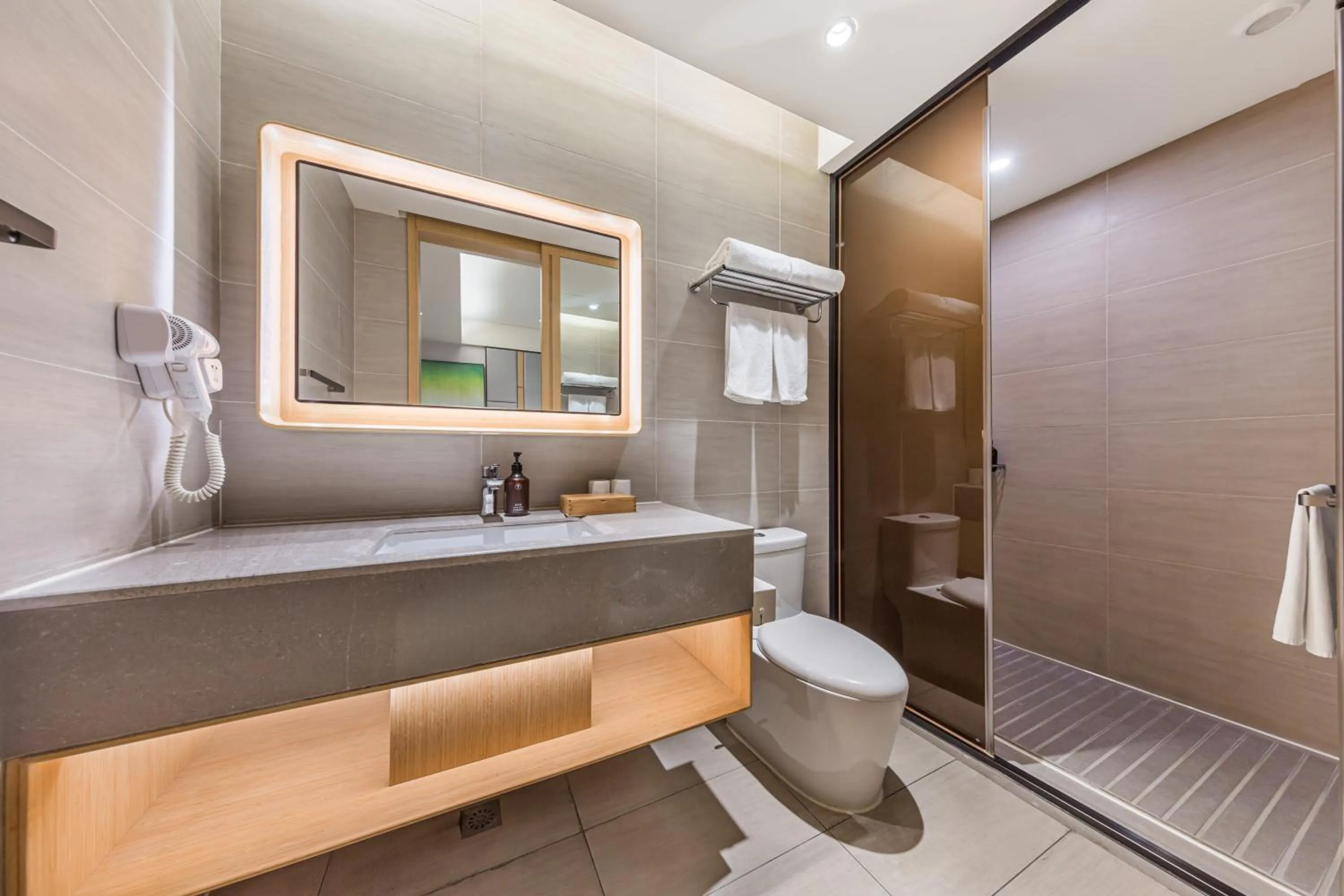 Toilet in JI Hotel Beijing Nanluoguxiang Andingmen Subway Station