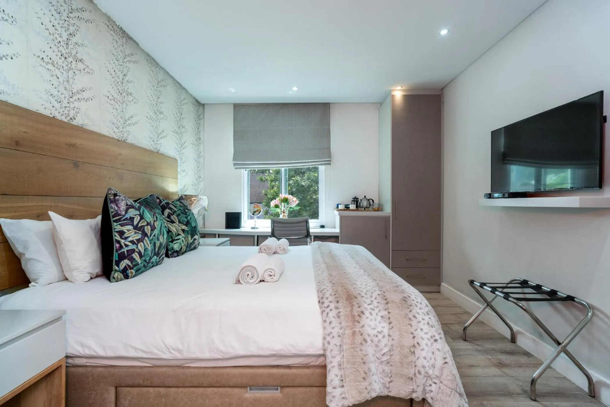 TV and multimedia, Bed in 107 Dorpstraat Boutique Hotel