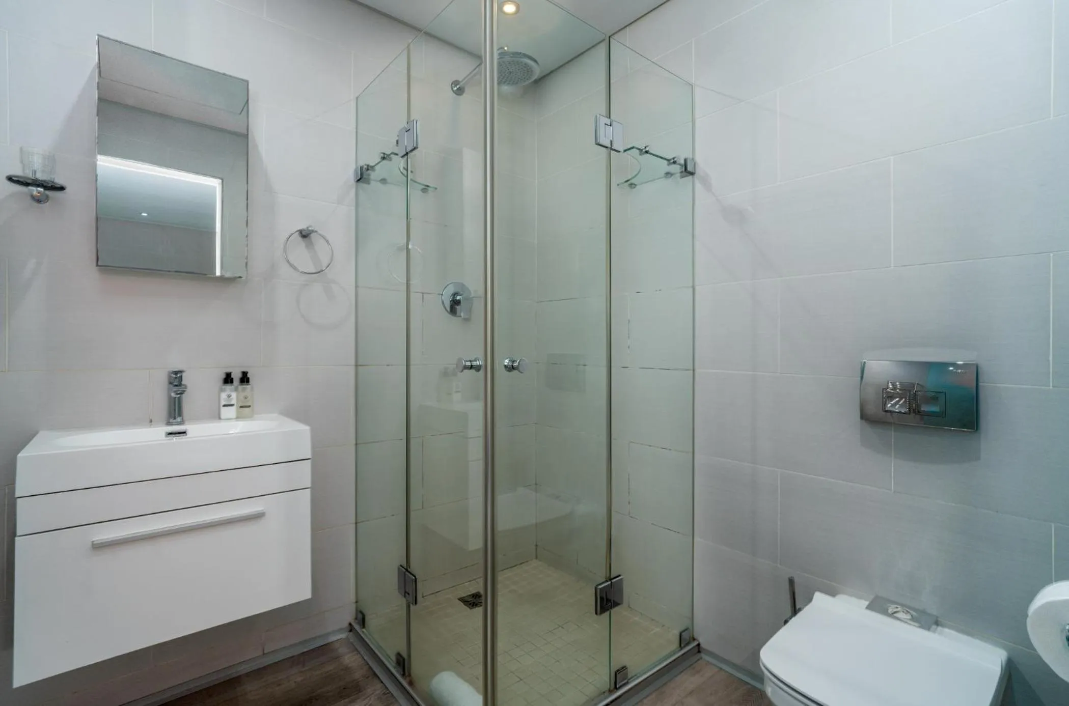 Shower in 107 Dorpstraat Boutique Hotel