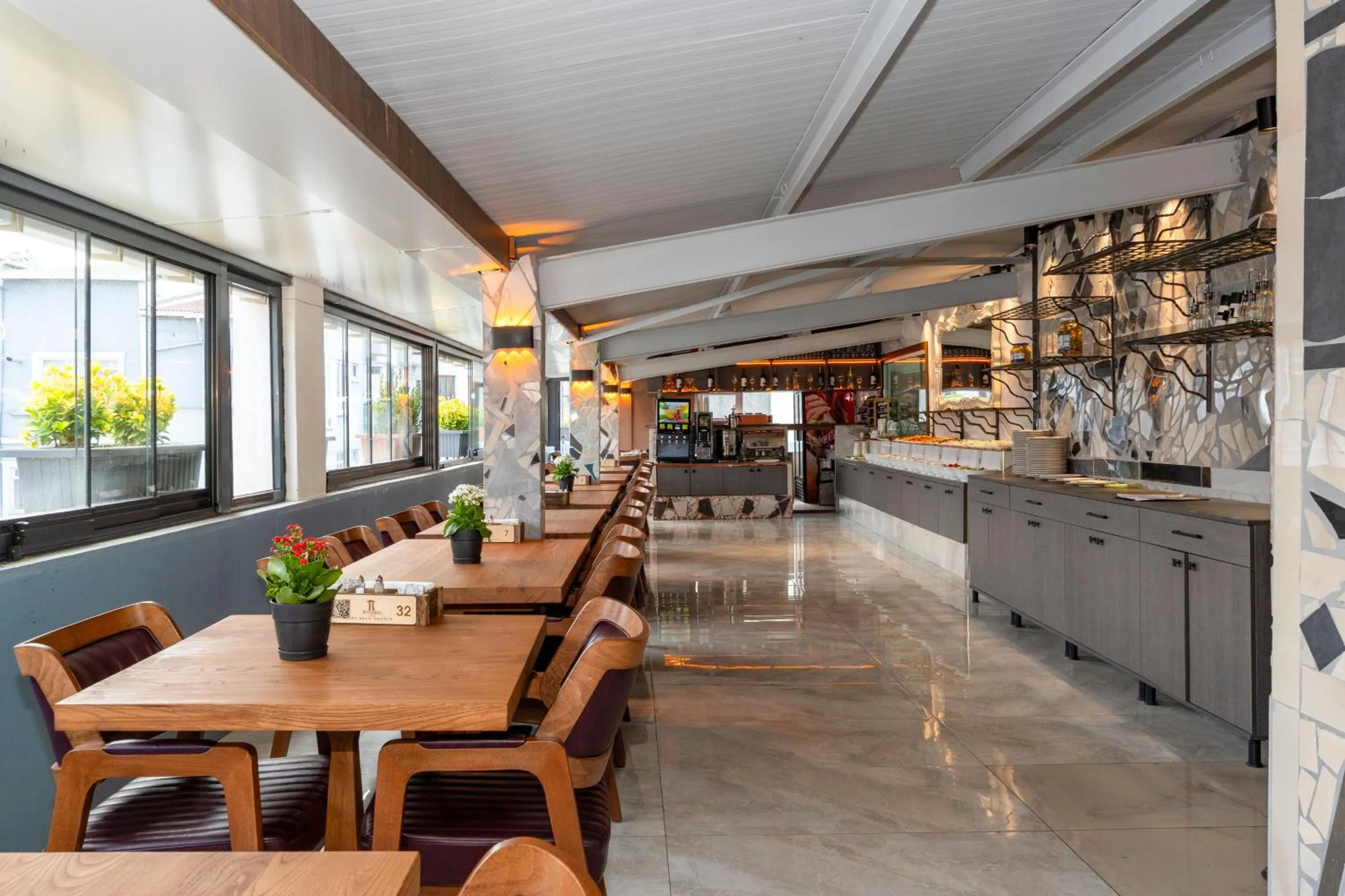 Restaurant/places to eat in Mays Otel