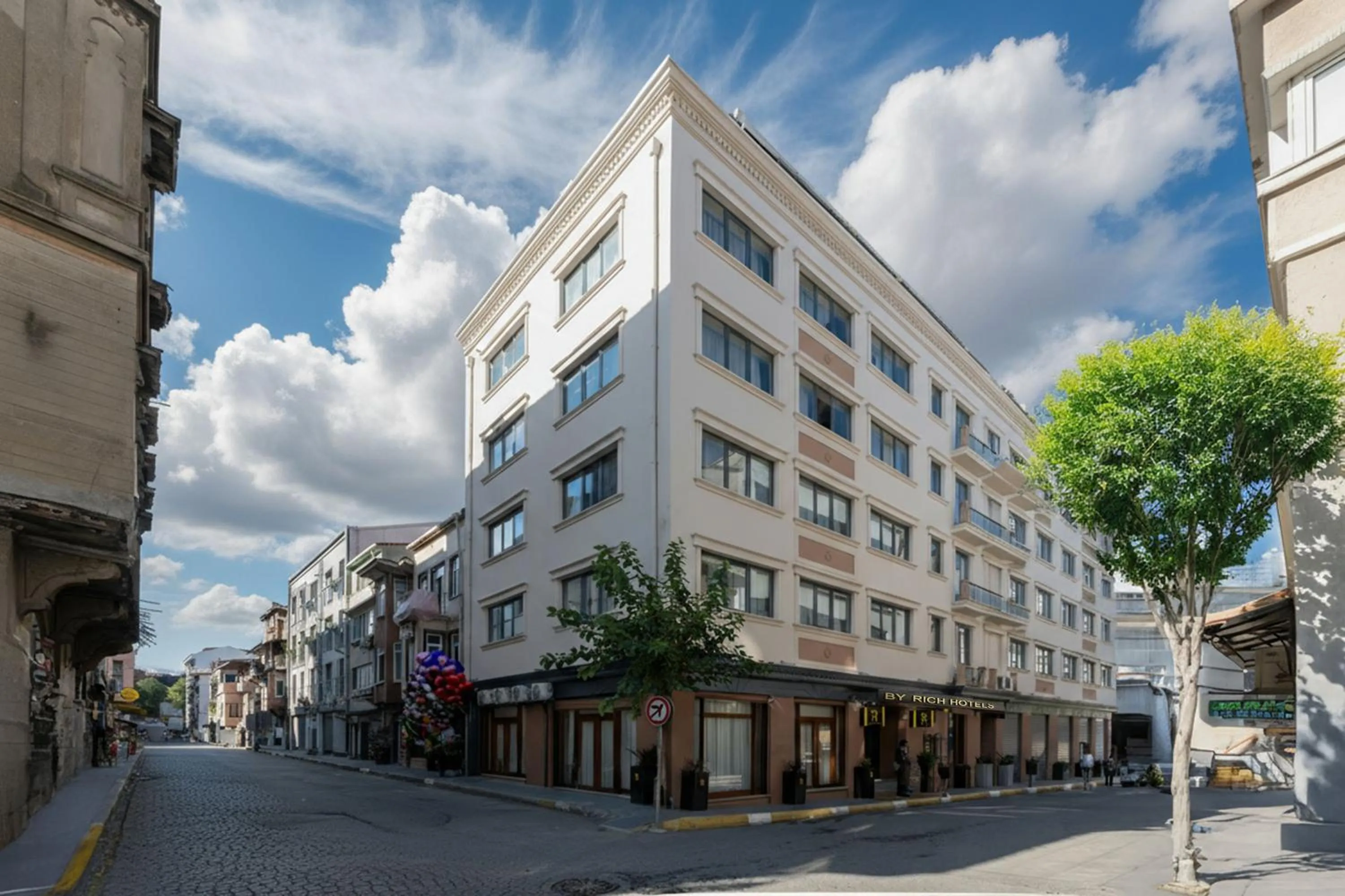 Property building in Mays Otel