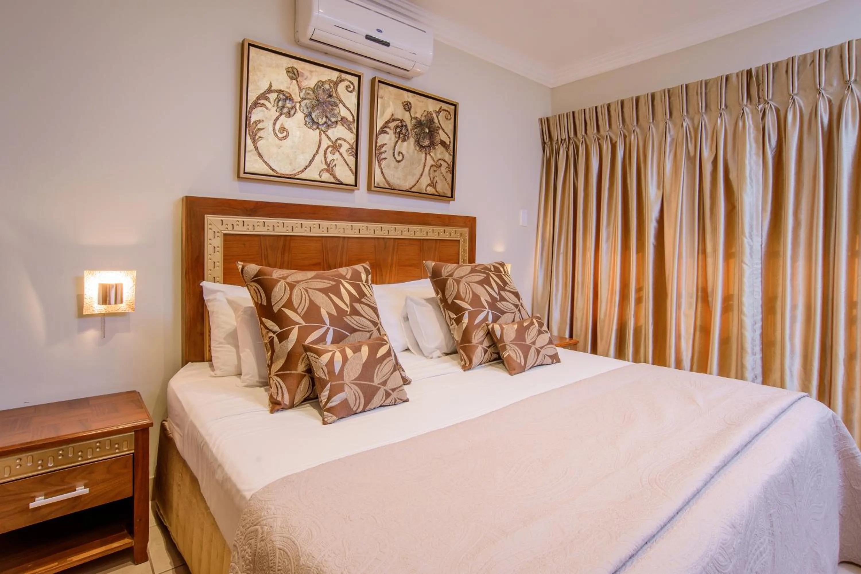 Bed in The Cycad Lodge & Chalets