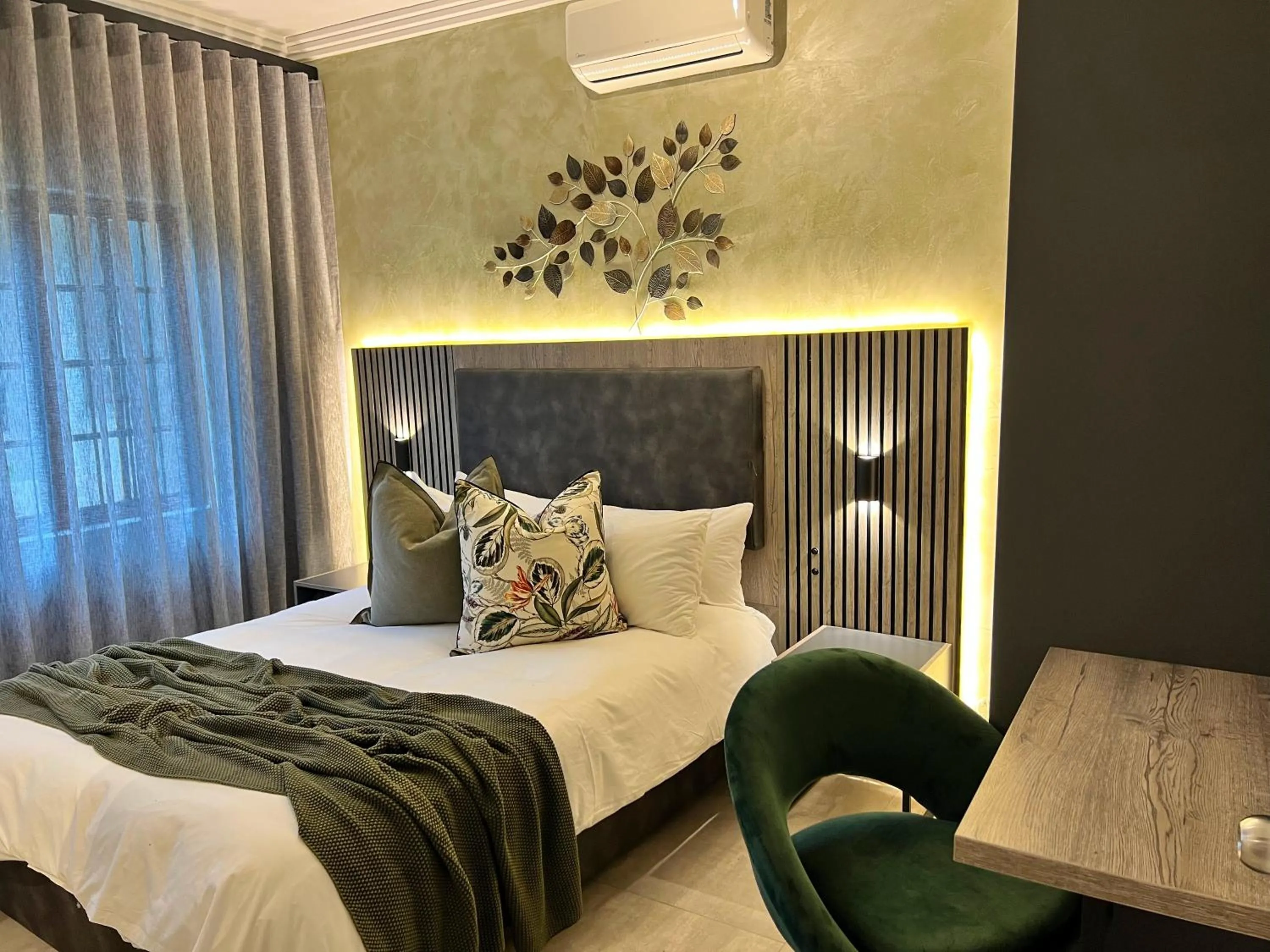 Bedroom, Bed in The Cycad Lodge & Chalets