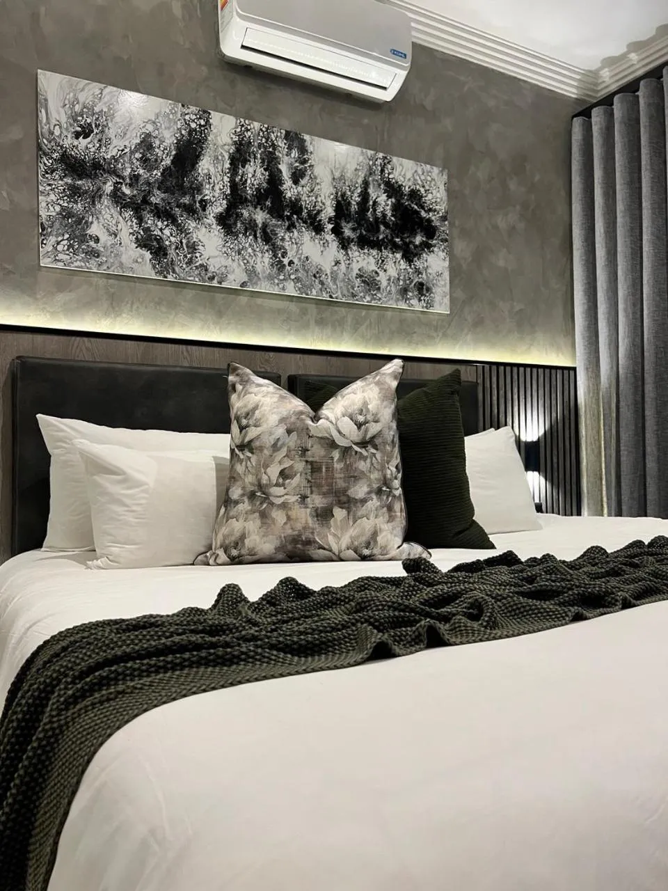 Bed in The Cycad Lodge & Chalets