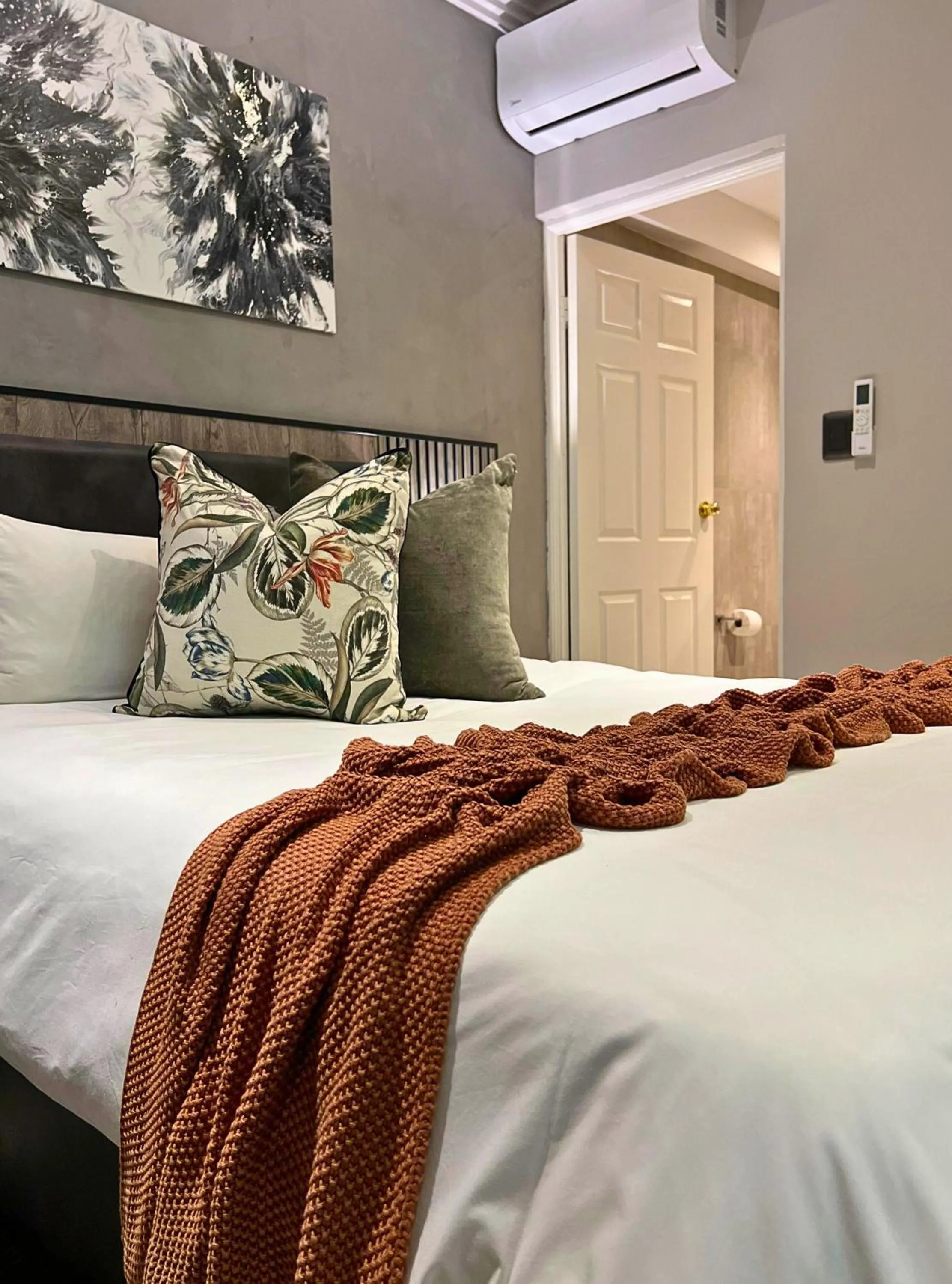 Bed in The Cycad Lodge & Chalets