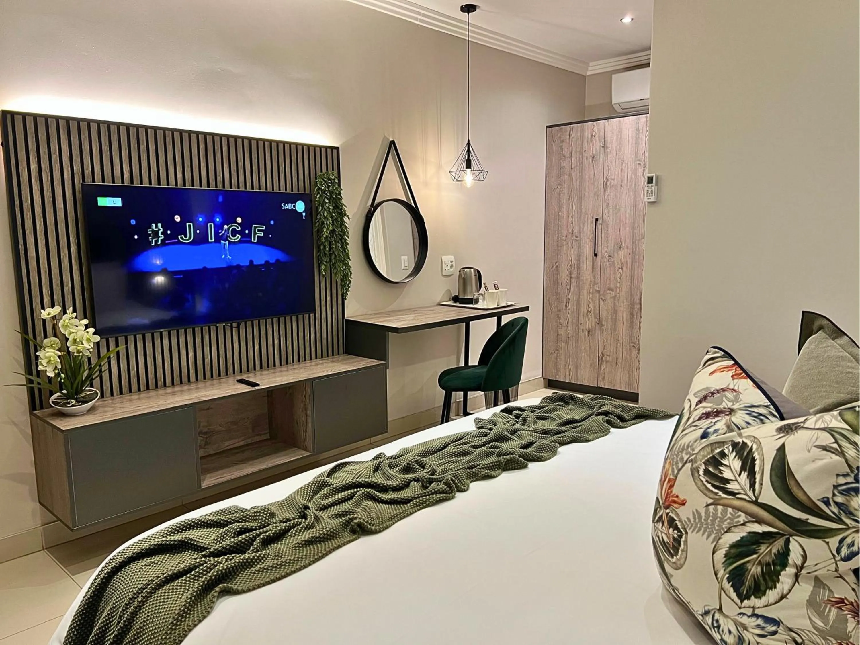 Bed in The Cycad Lodge & Chalets