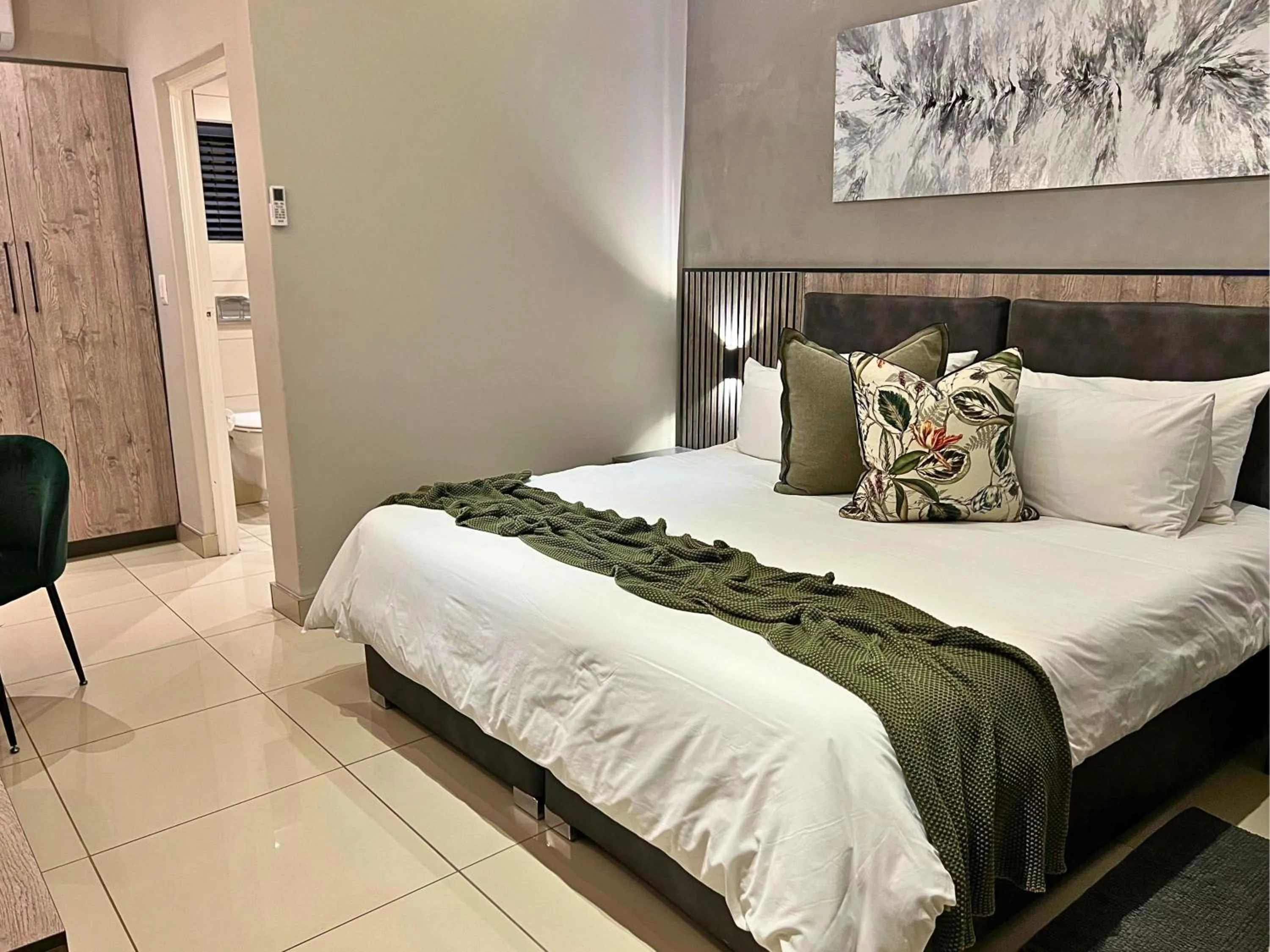 Bed in The Cycad Lodge & Chalets