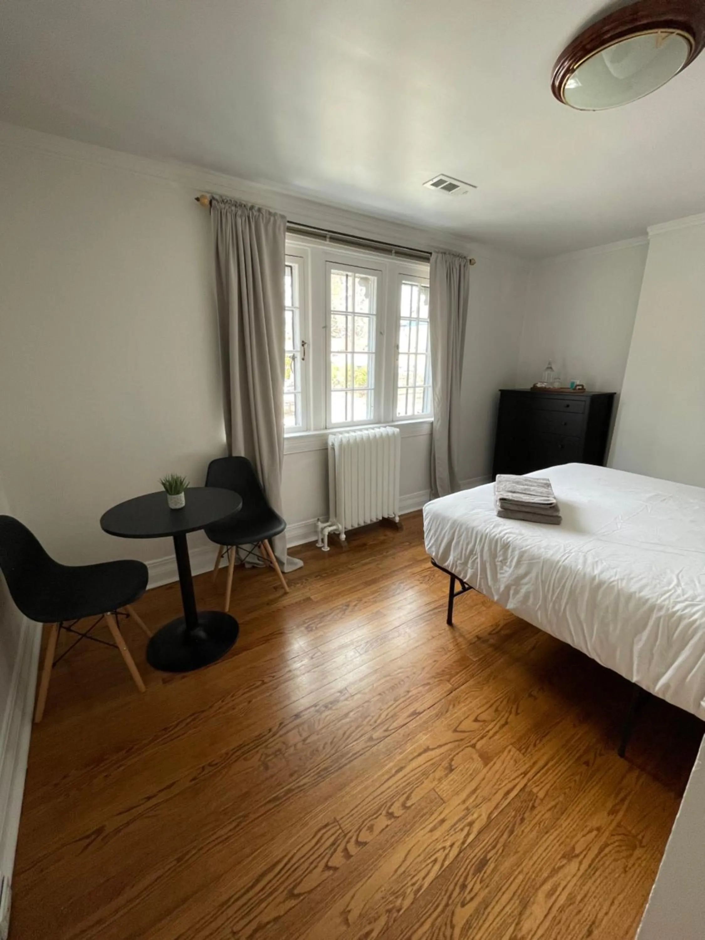 Photo of the whole room, Bed in The Ambassador