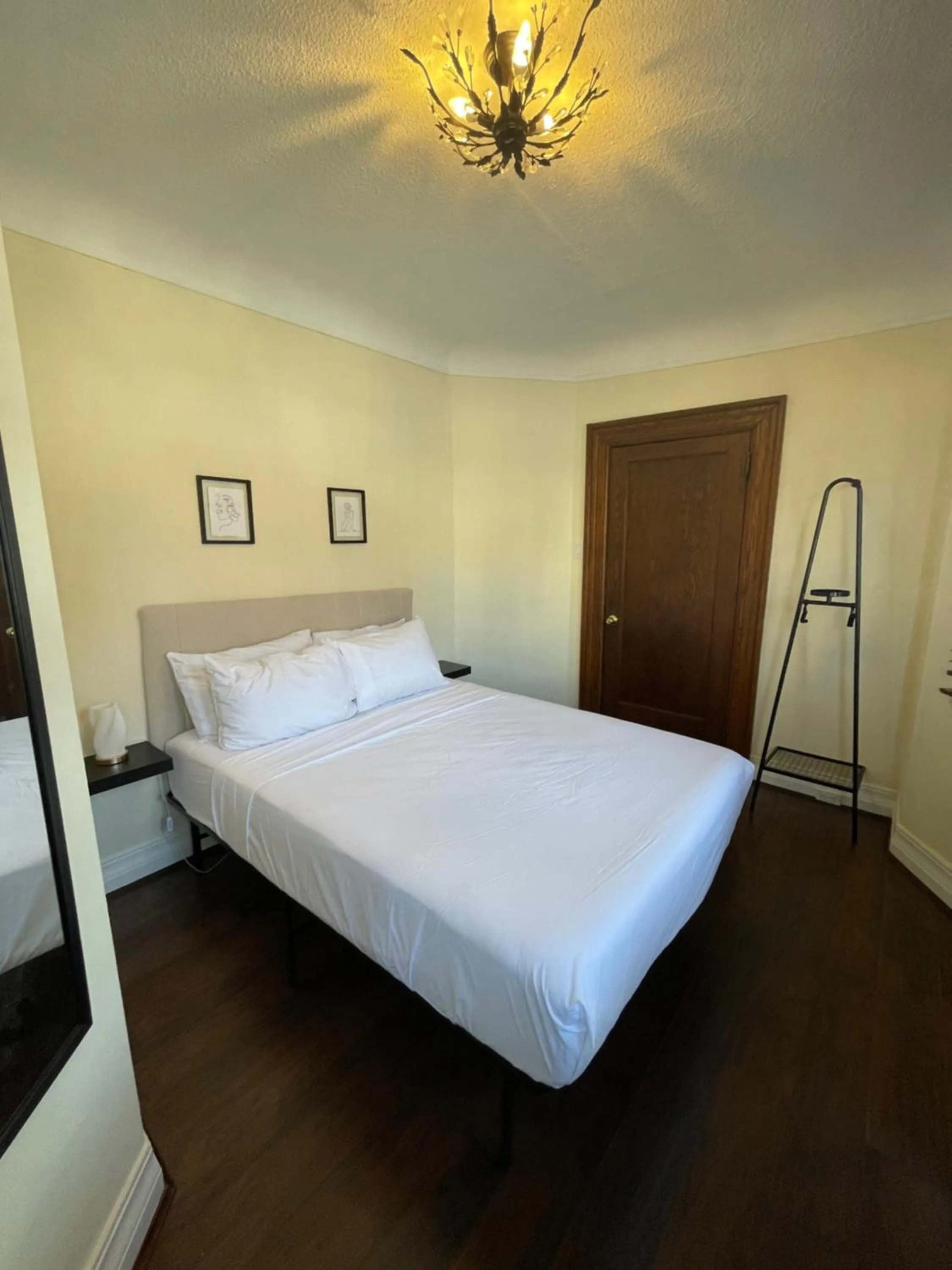 Photo of the whole room, Bed in The Ambassador