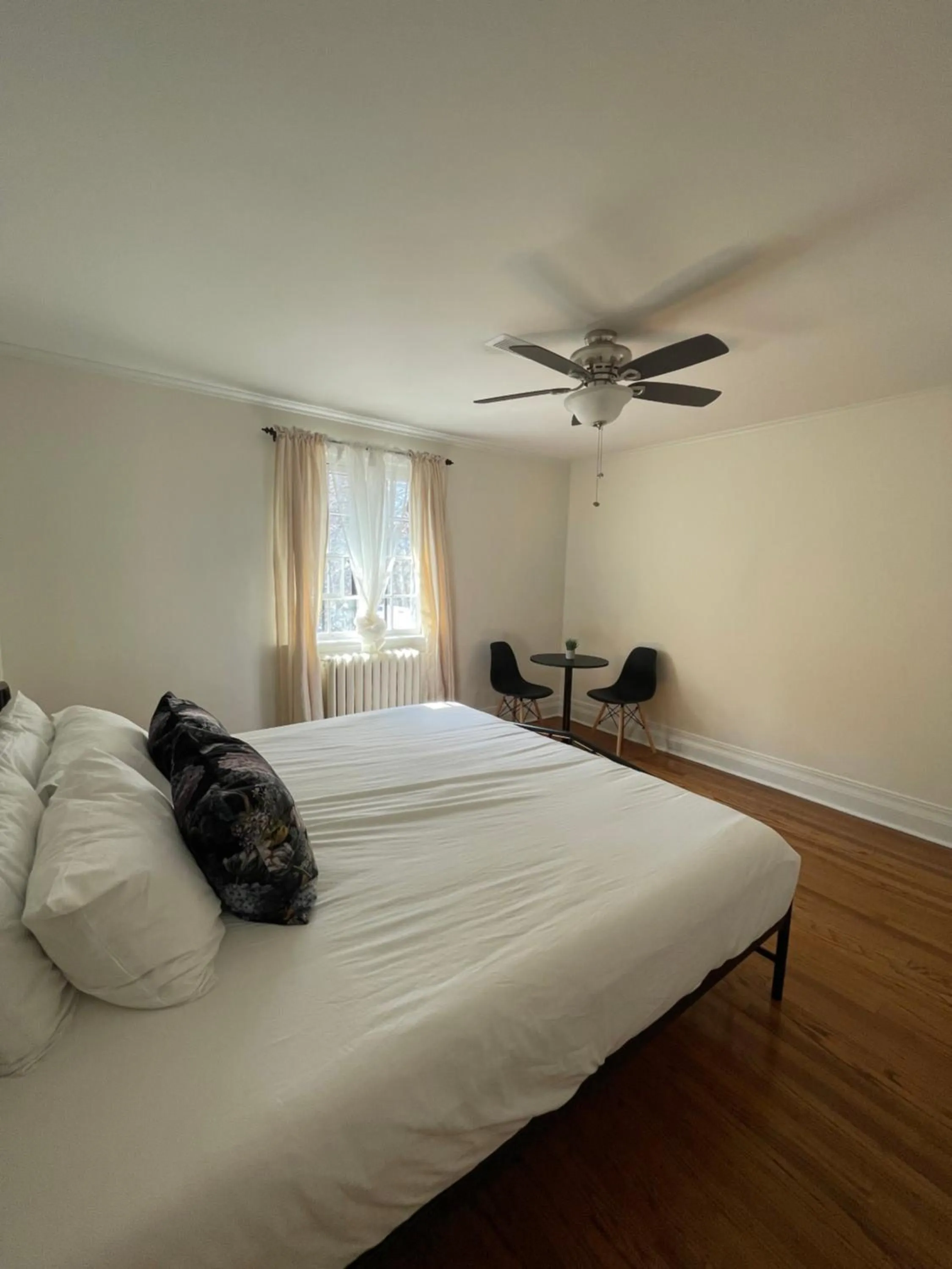 Photo of the whole room, Bed in The Ambassador