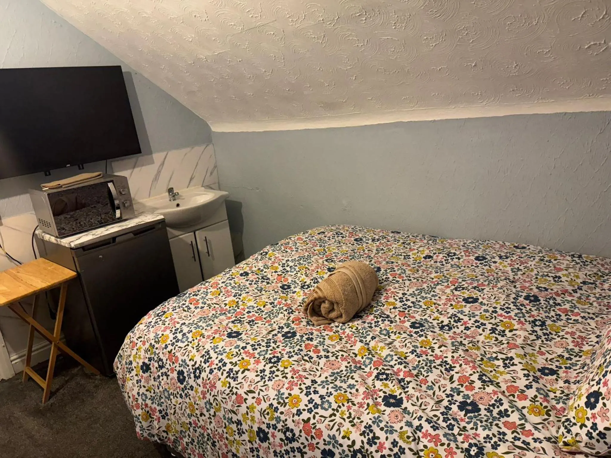 Bedroom, Bed in Woodville Lodge Leeds by OYO