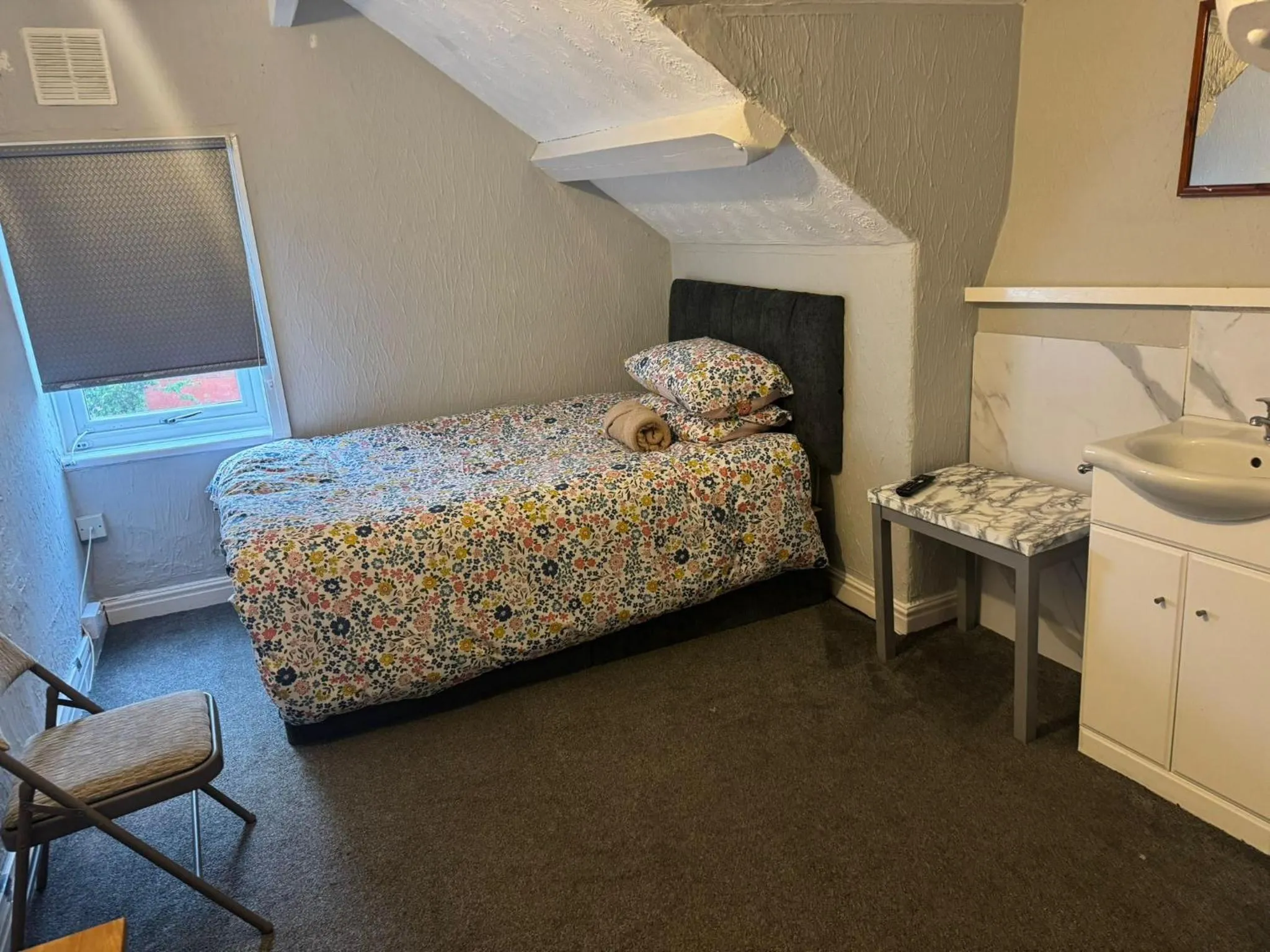 Bedroom, Bed in Woodville Lodge Leeds by OYO