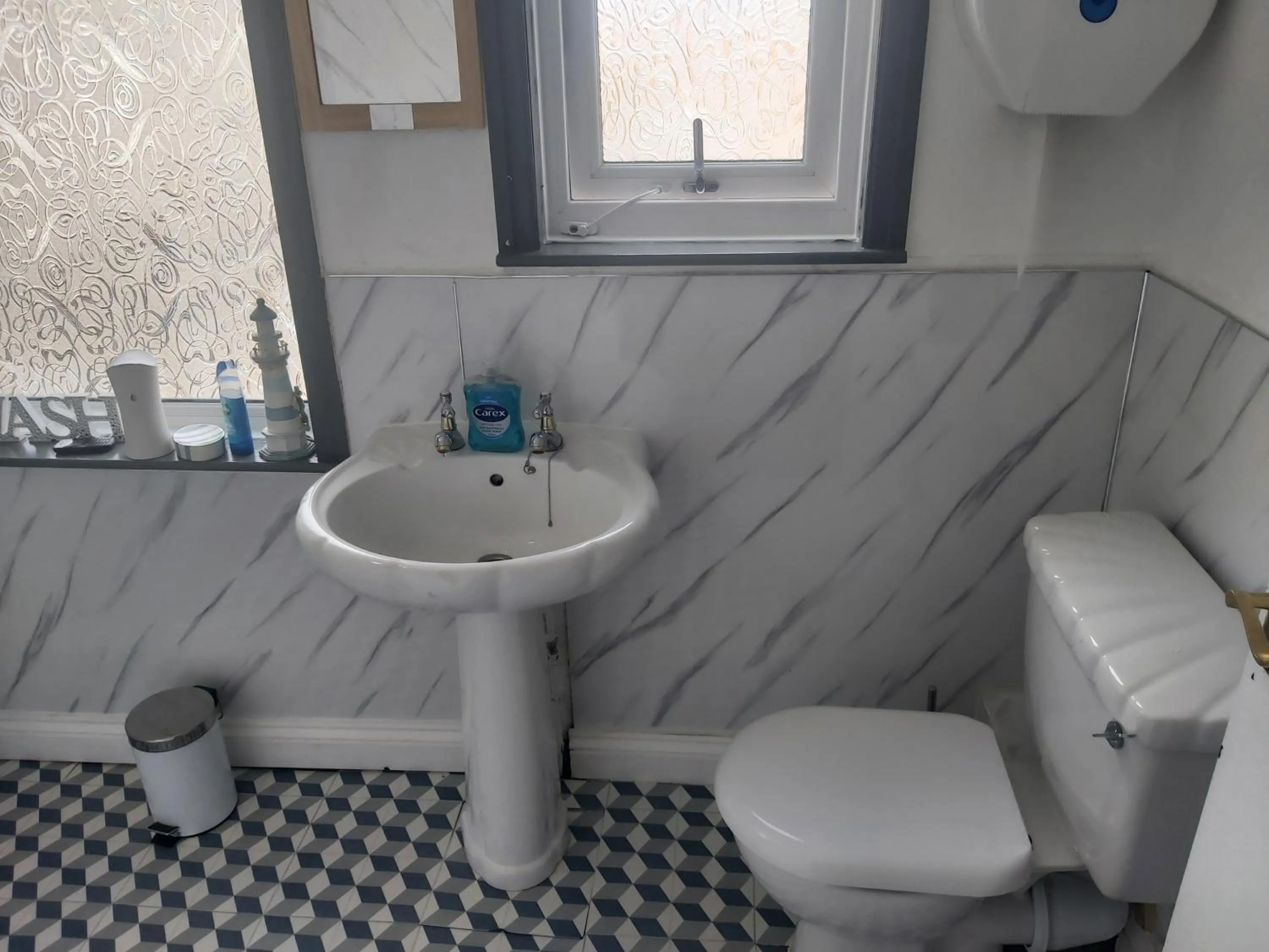 Toilet in Woodville Lodge Leeds by OYO