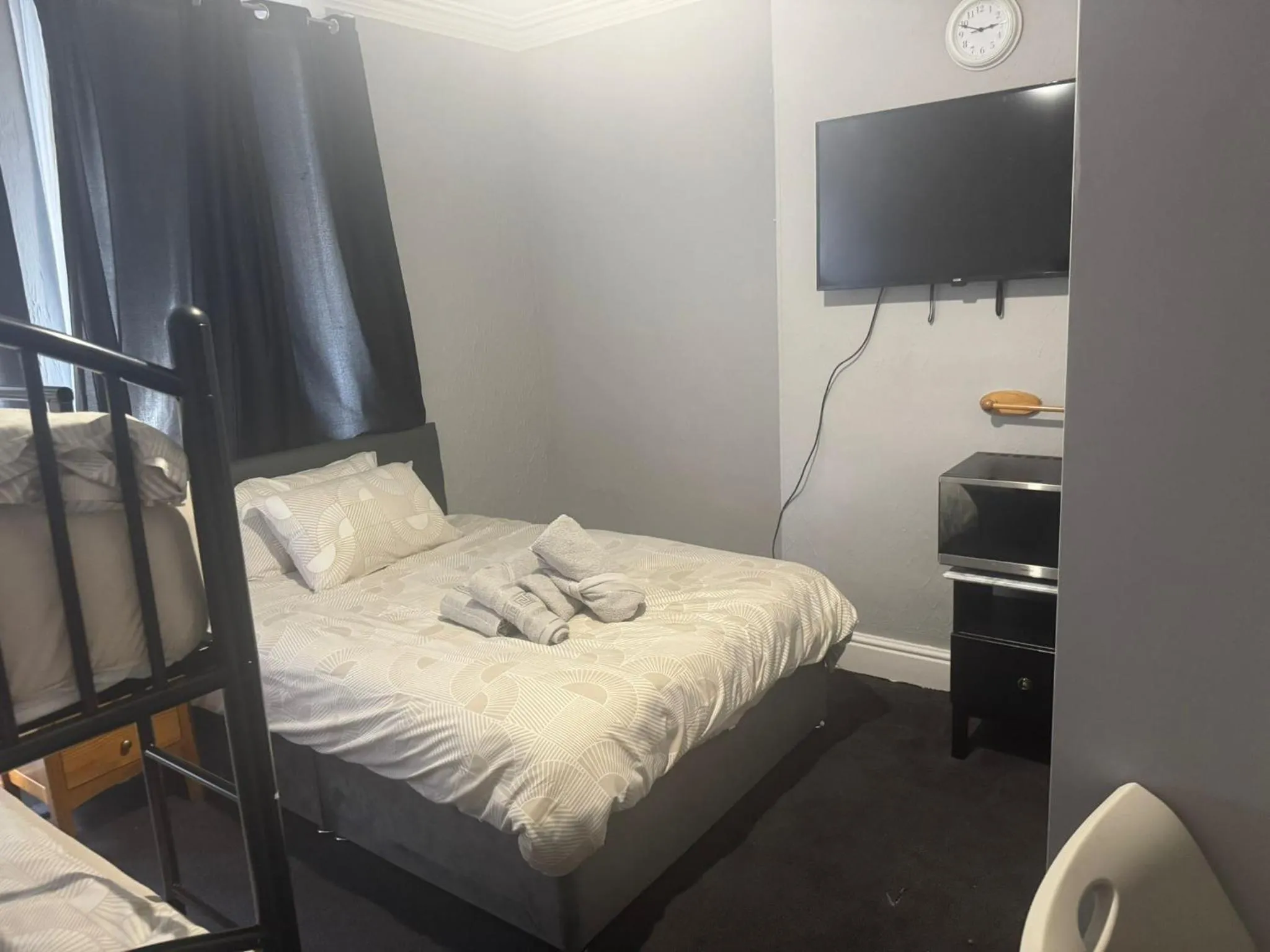 Bed in Woodville Lodge Leeds by OYO