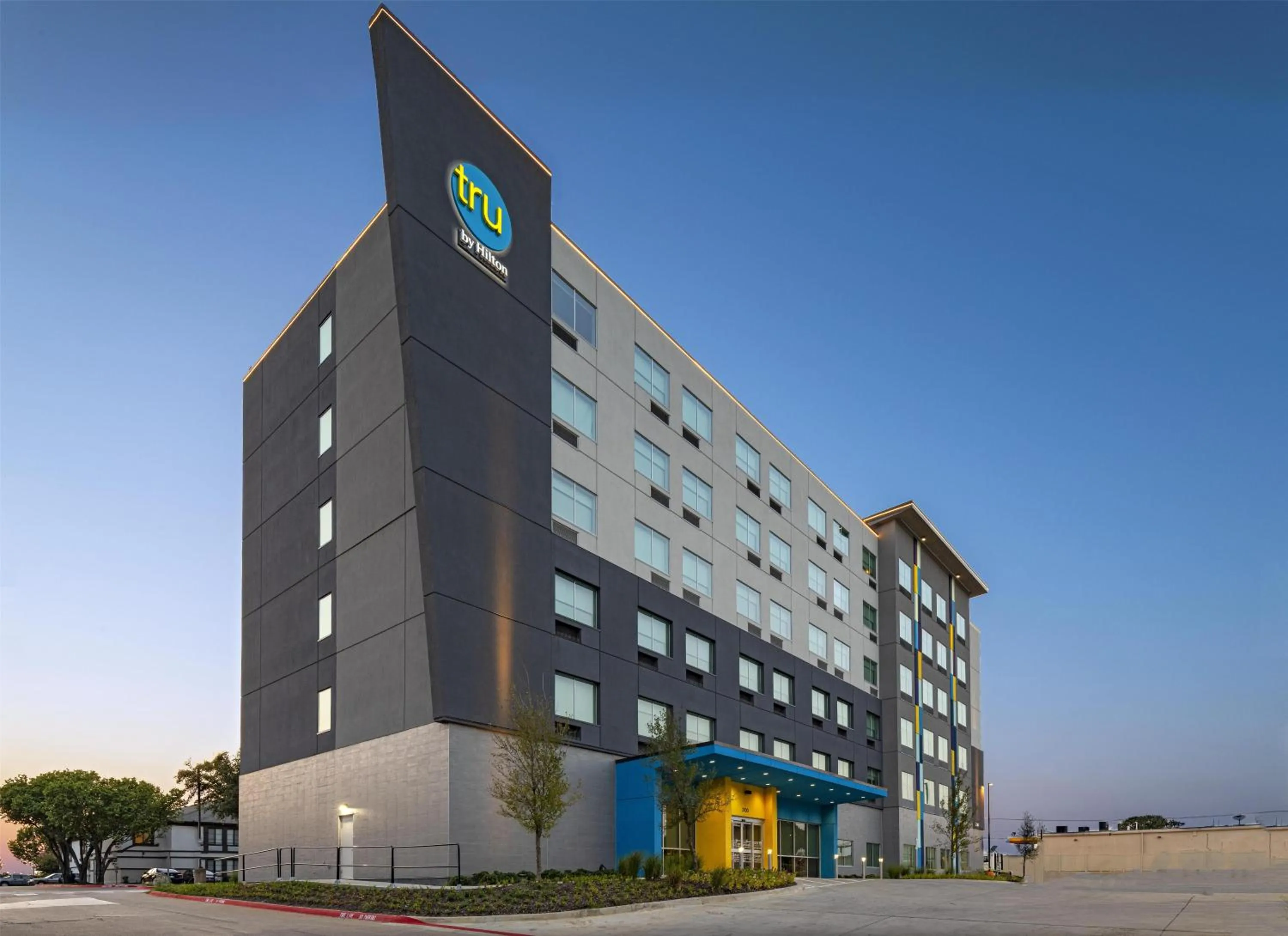 Property building in Tru By Hilton Irving Dfw South
