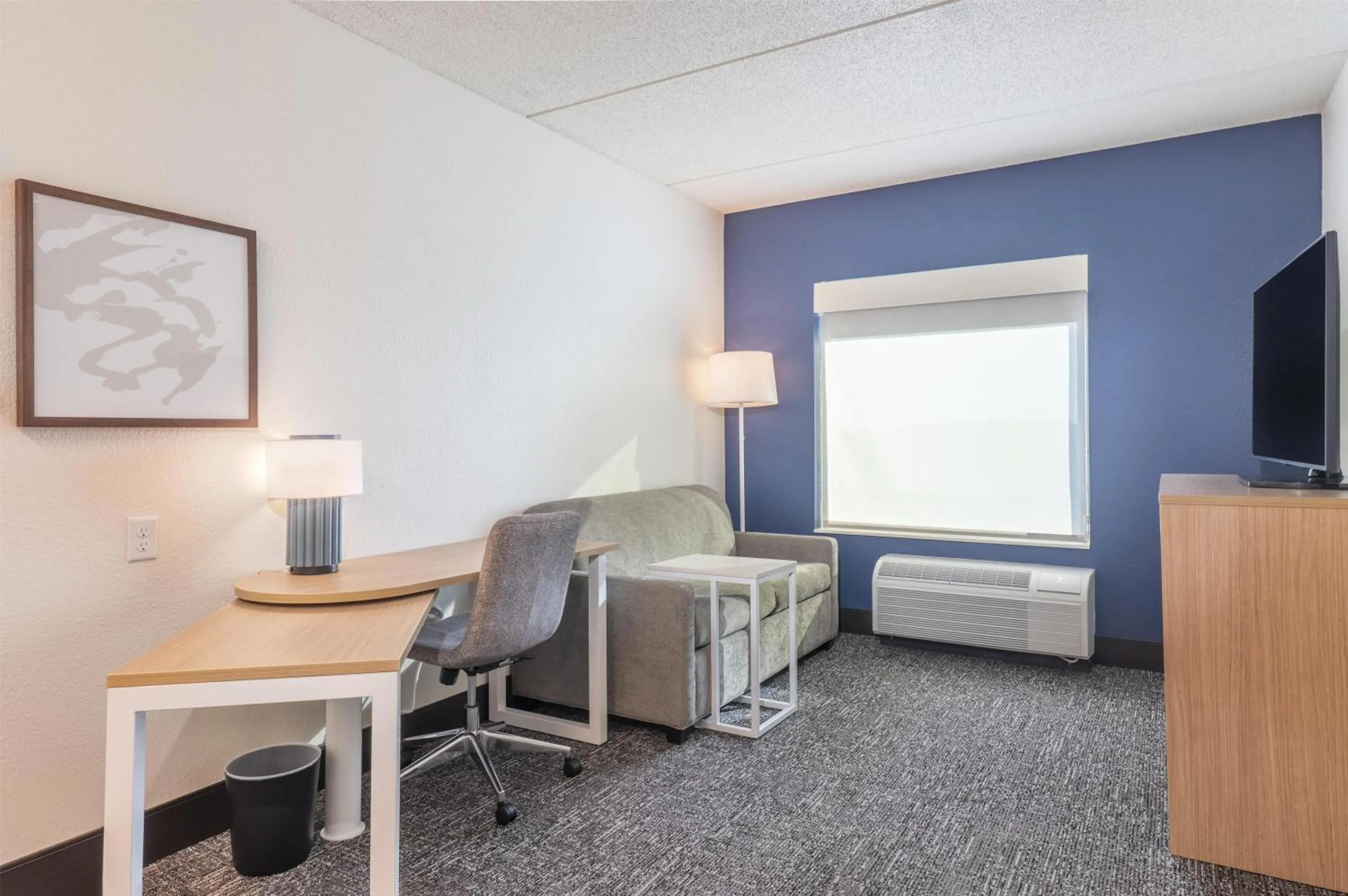 Bedroom, Bed in Spark By Hilton Madison Central