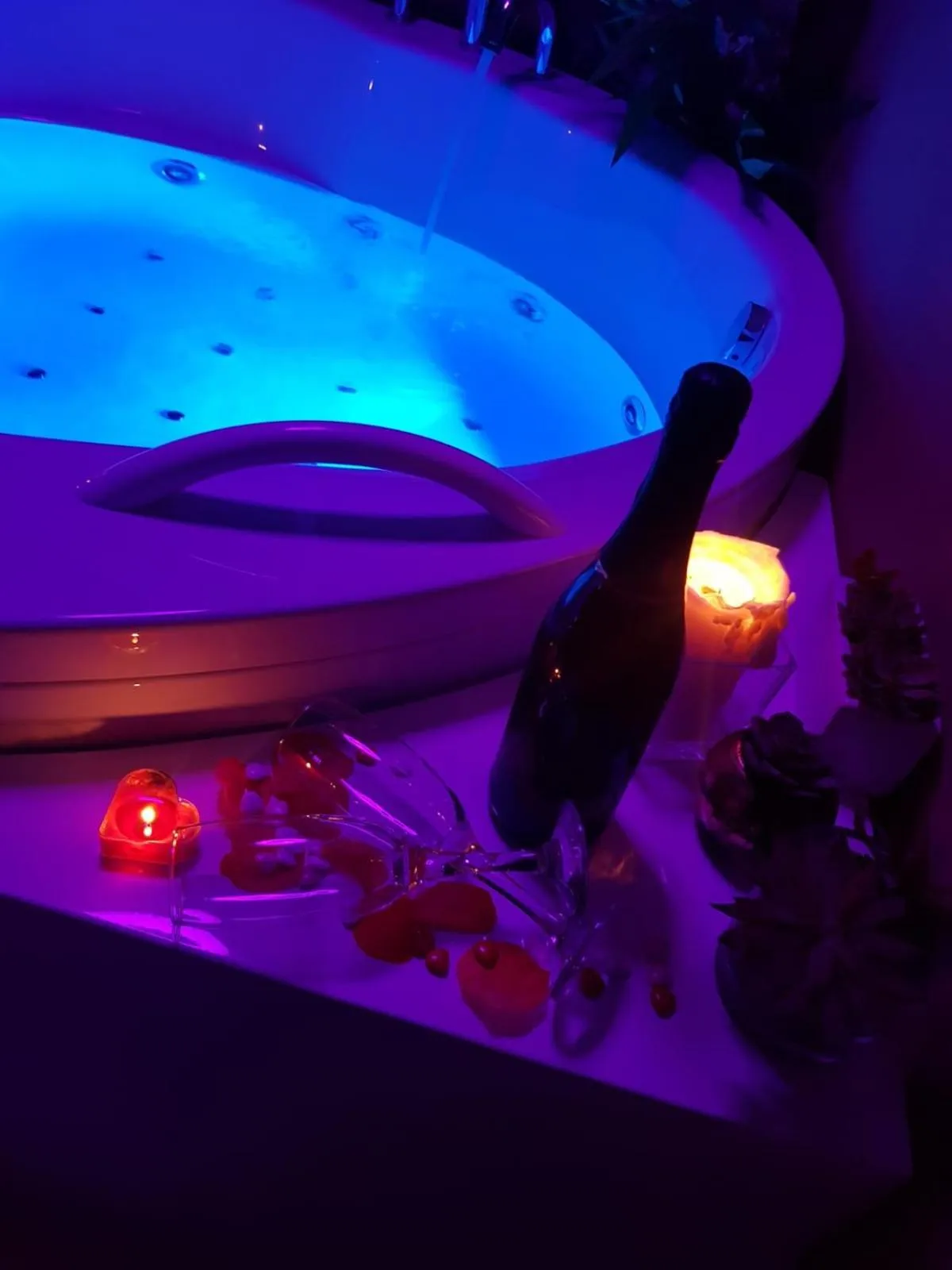 Hot Tub in Nerva Accommodation Cavour