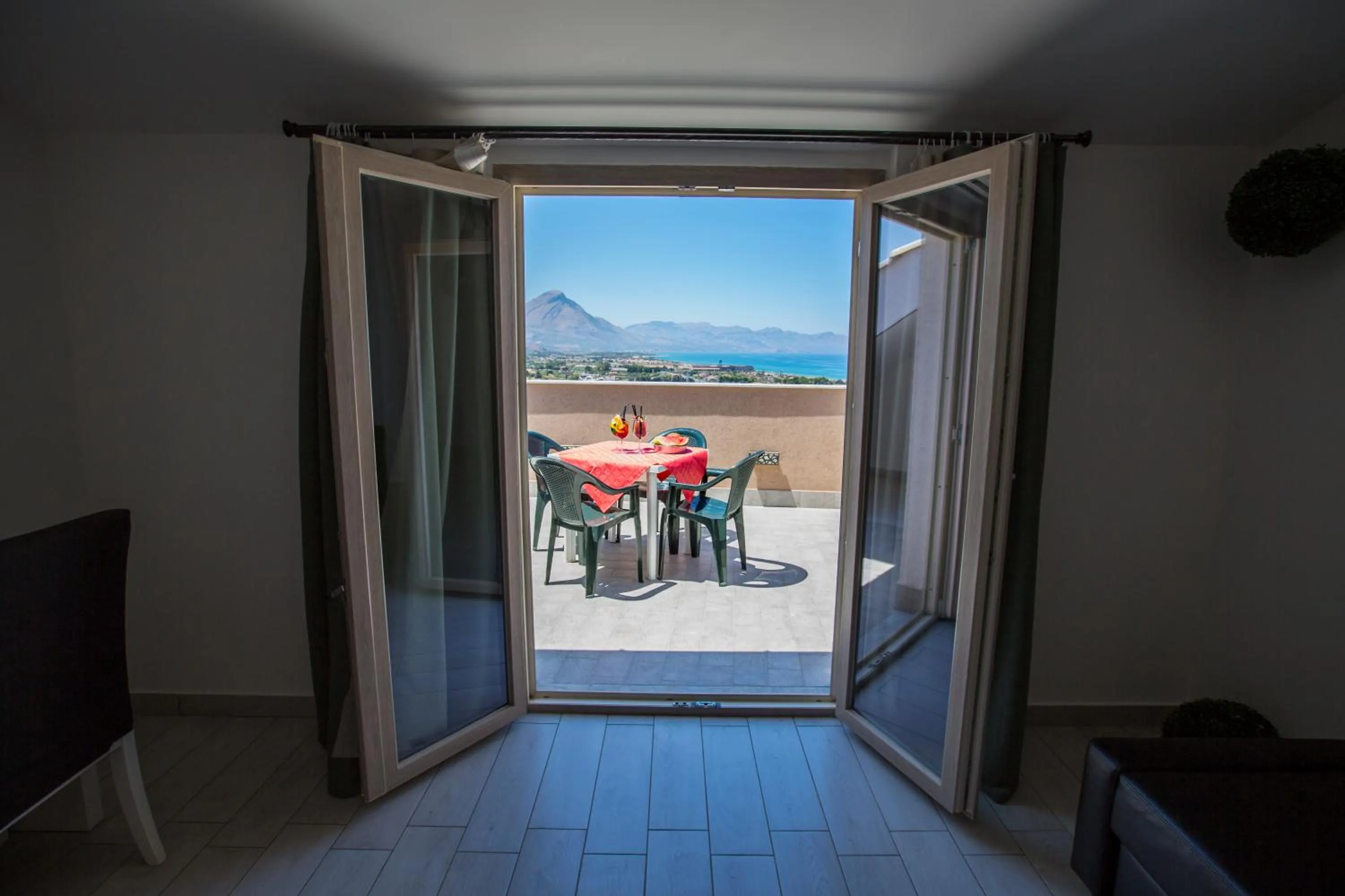 Shower in Belvedere Rent Rooms