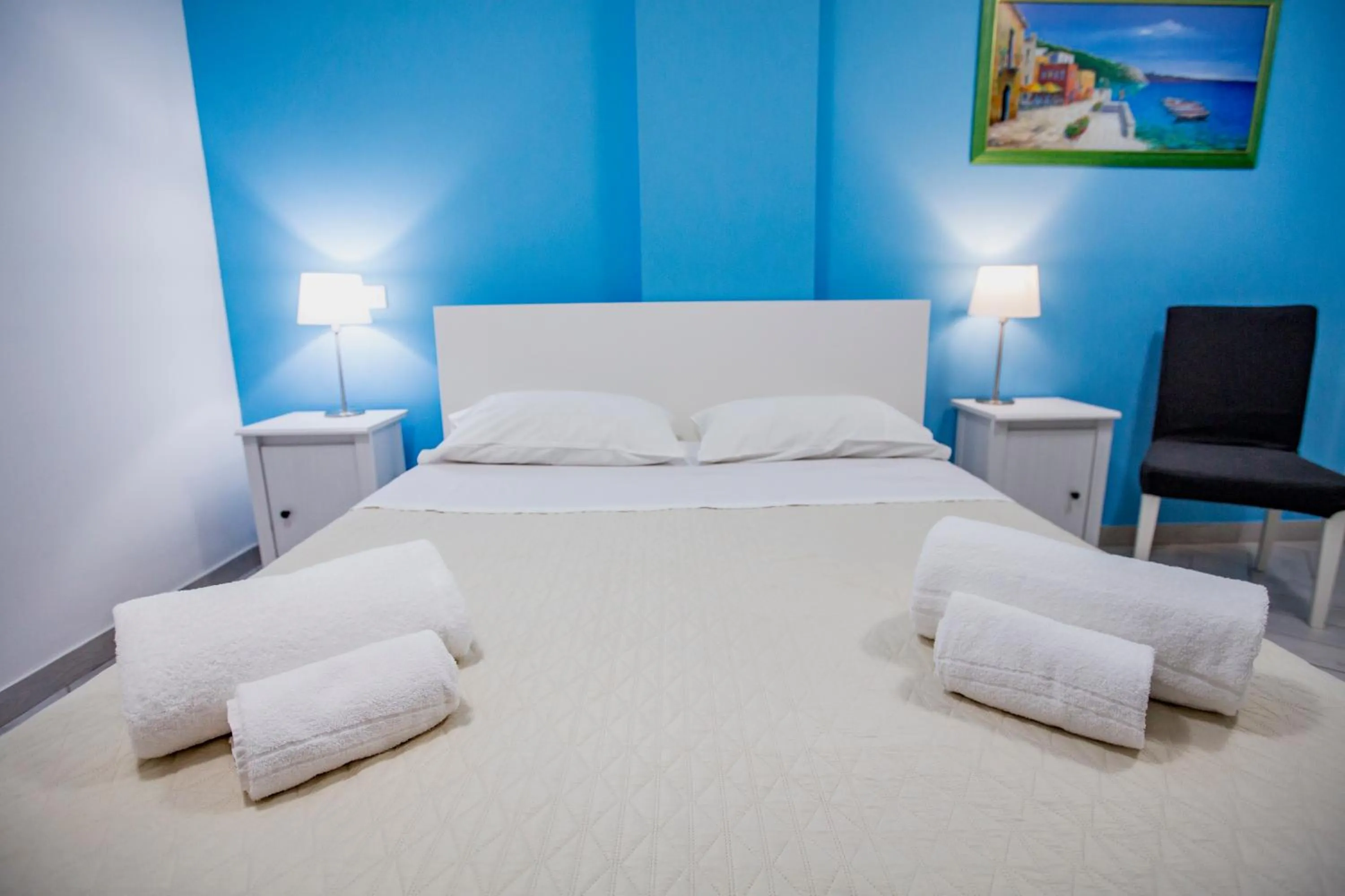 Shower, Bed in Belvedere Rent Rooms