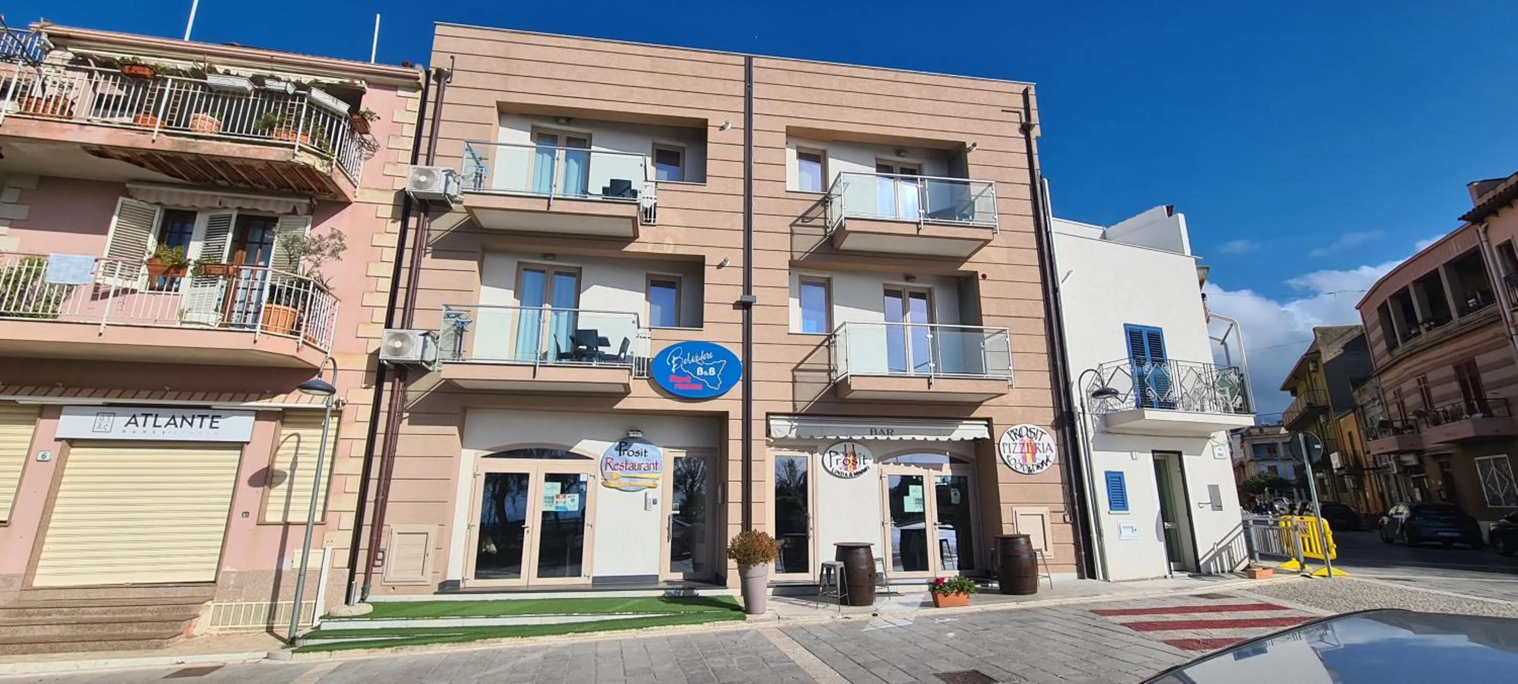 Property building in Belvedere Rent Rooms