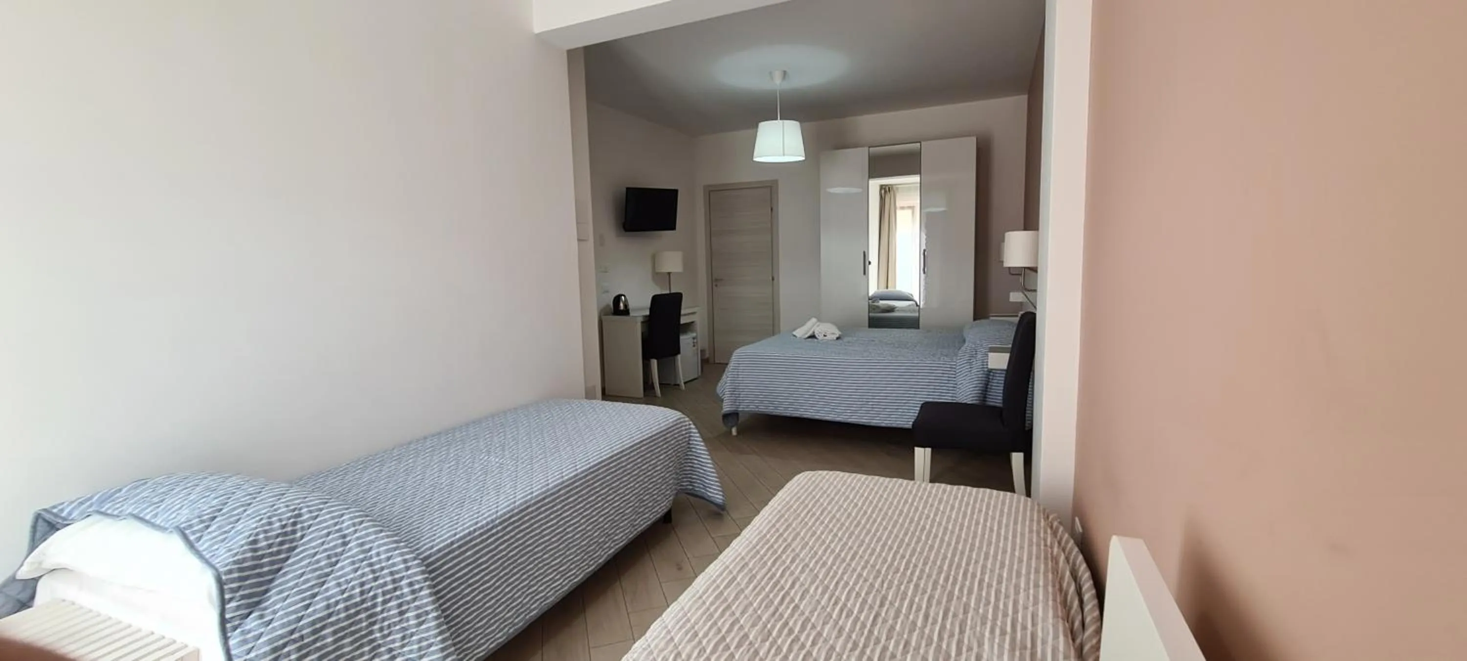 Bed in Belvedere Rent Rooms