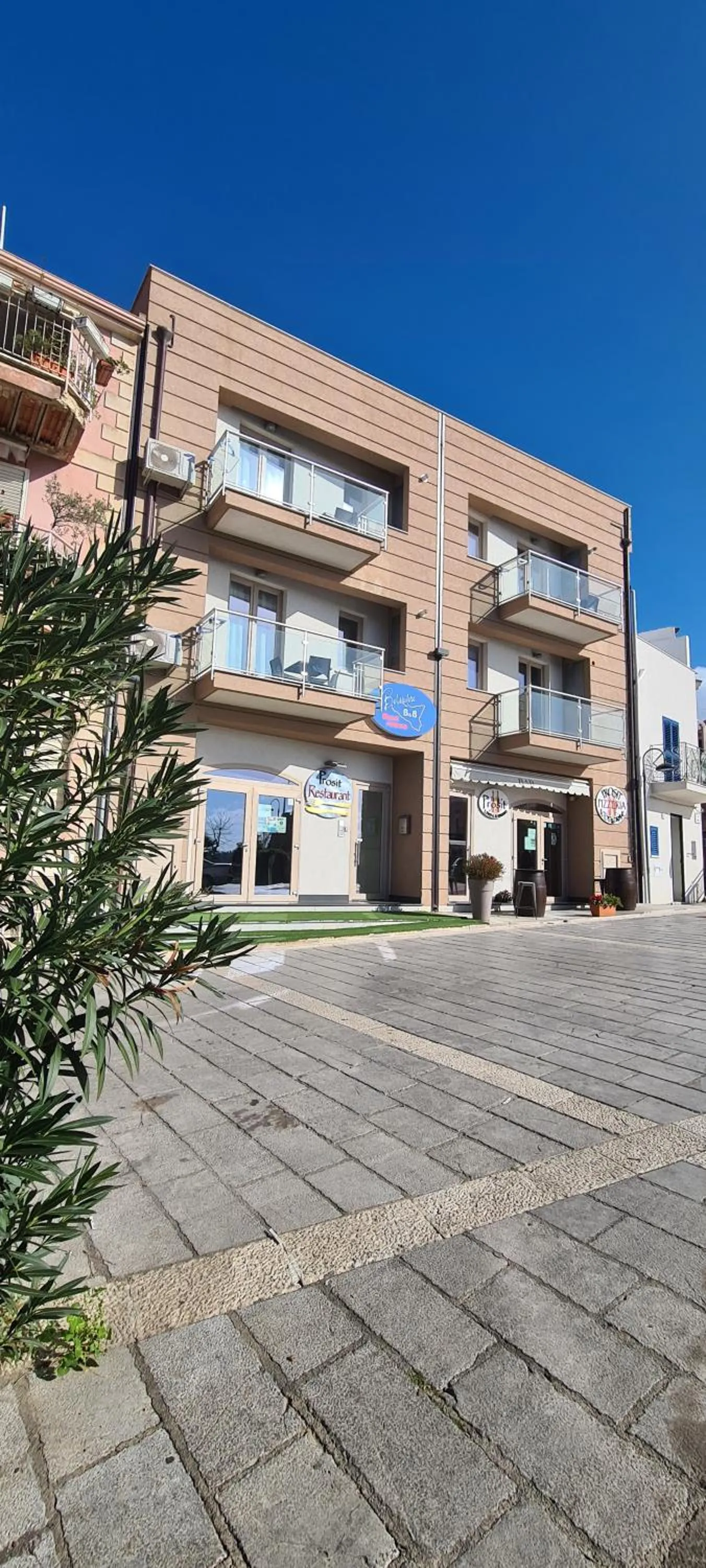 Property building in Belvedere Rent Rooms