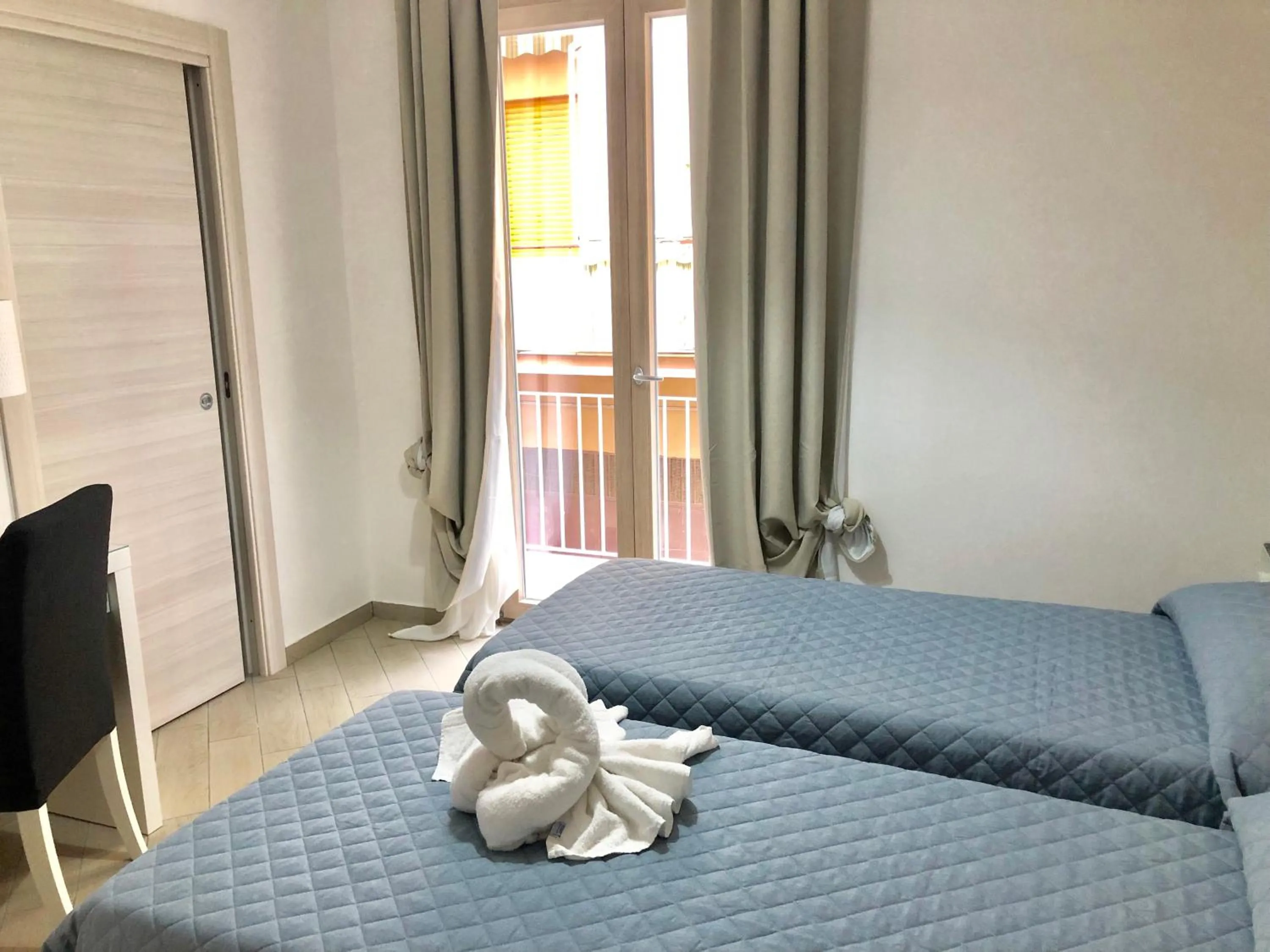 Bedroom, Bed in Belvedere Rent Rooms