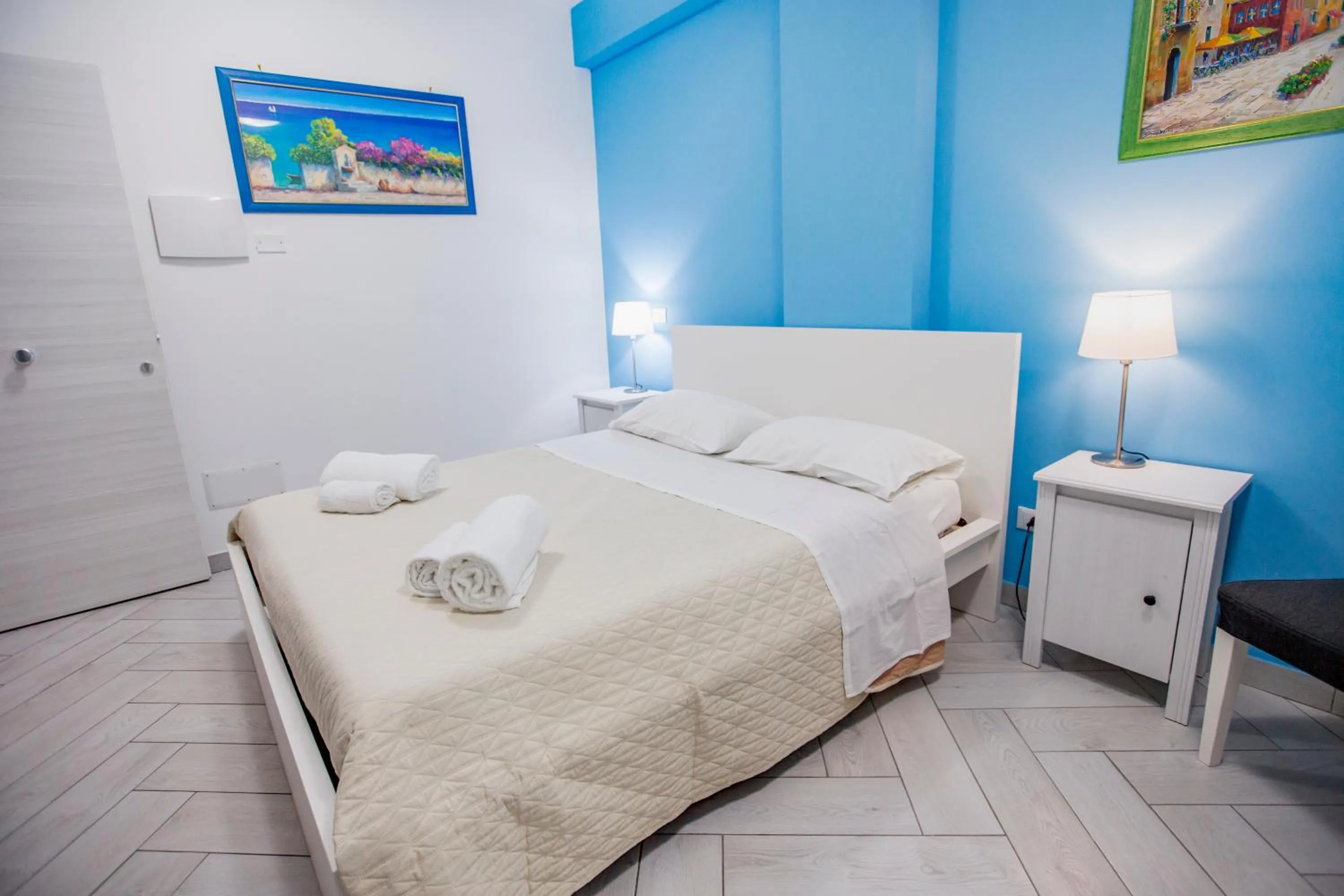 Shower, Bed in Belvedere Rent Rooms