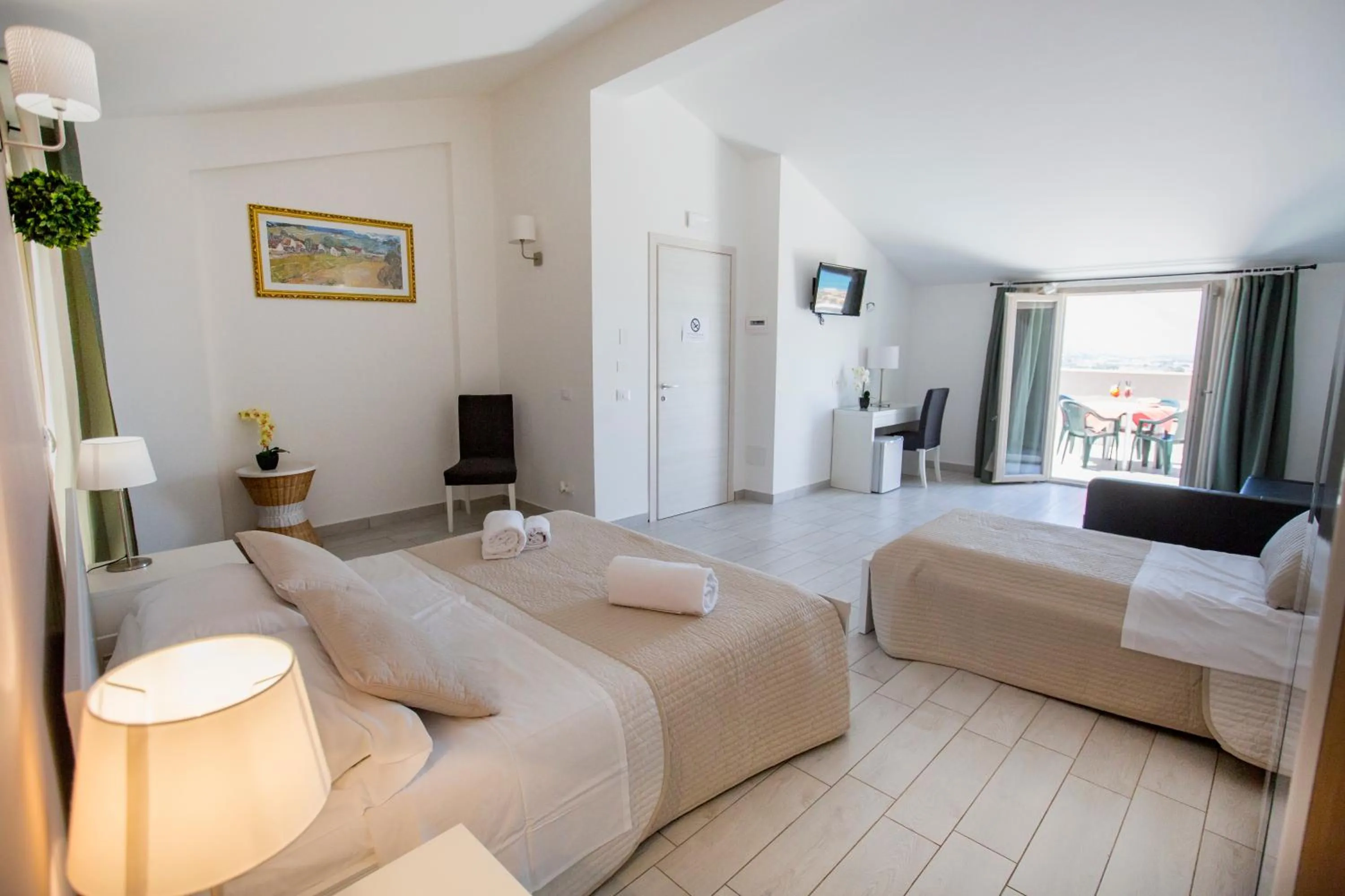 Bed in Belvedere Rent Rooms