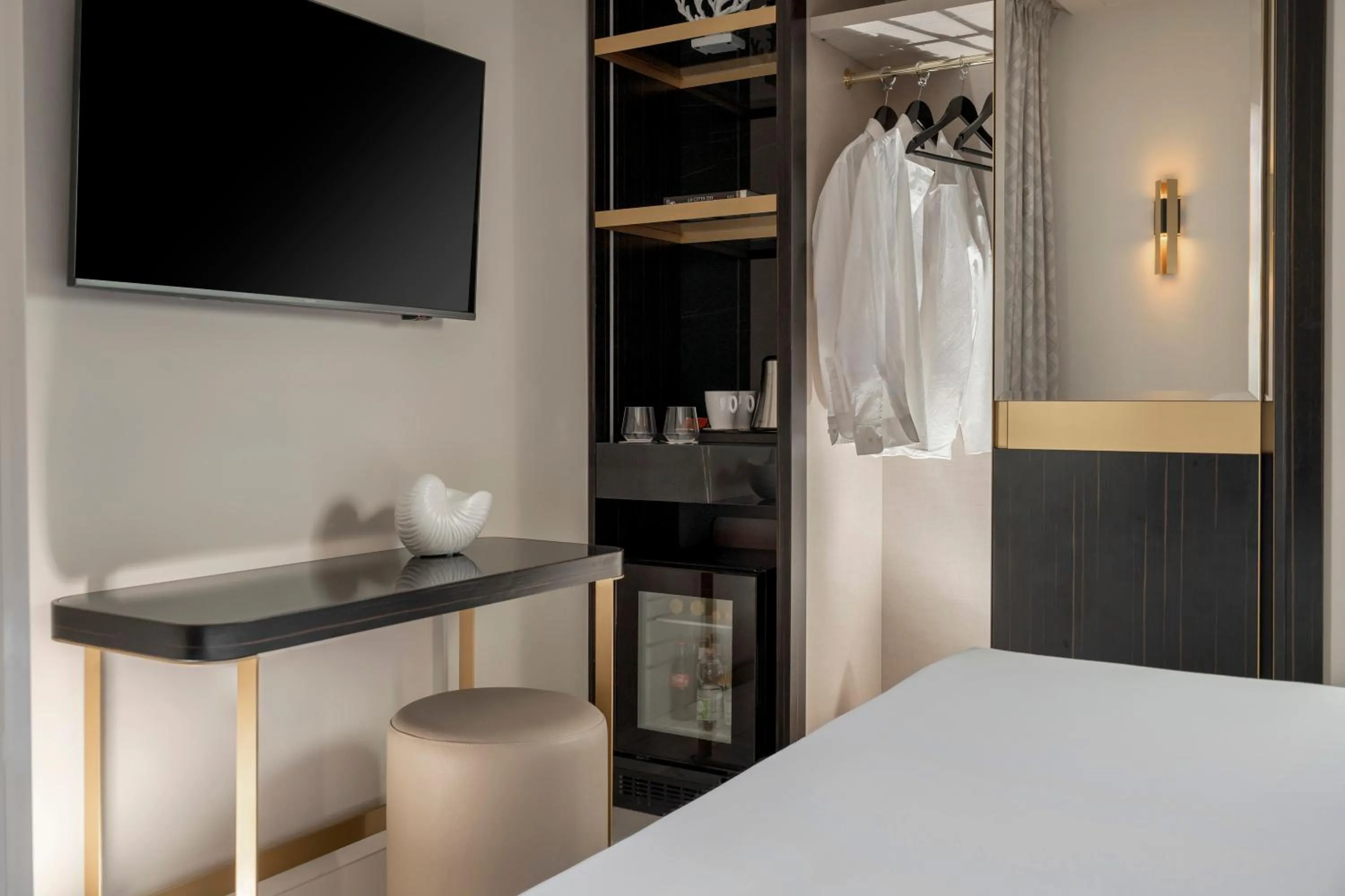 TV and multimedia, Bed in Hotel Ambasciatori