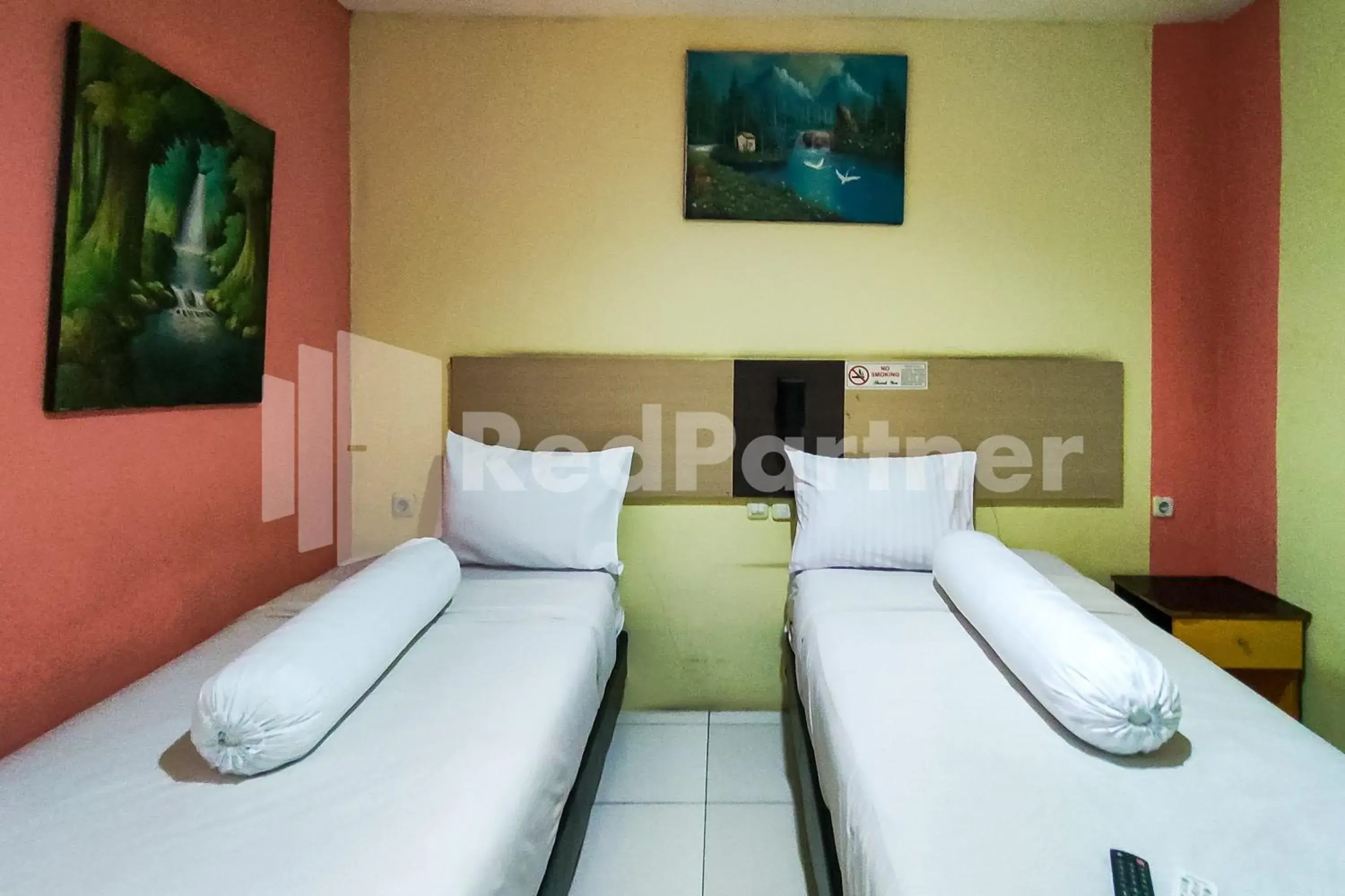 Standard Twin Room in Audah Guesthouse Syariah RedPartner Standard Twin Room in Audah Guesthouse Syariah RedPartner