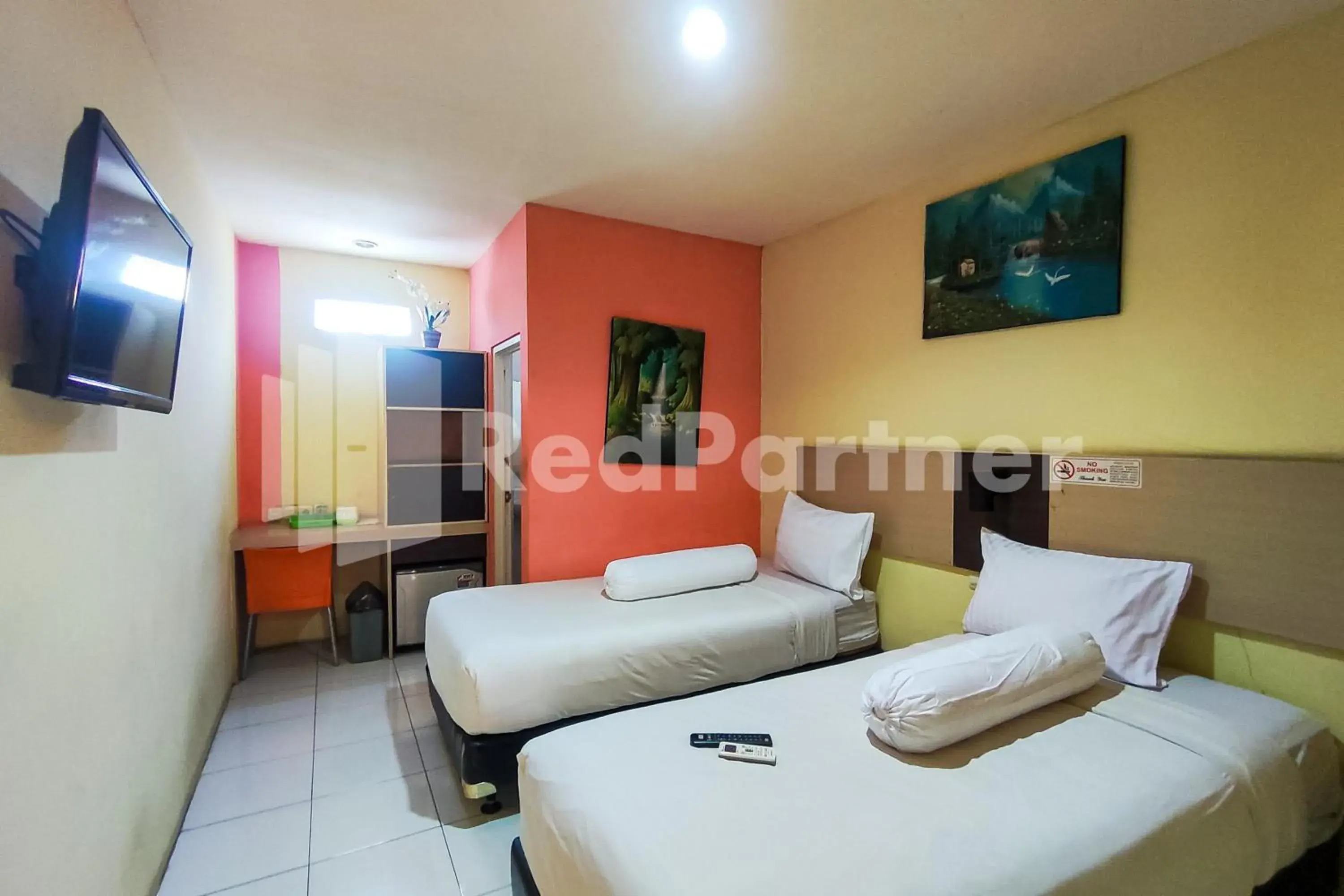 Standard Twin Room in Audah Guesthouse Syariah RedPartner Standard Twin Room in Audah Guesthouse Syariah RedPartner