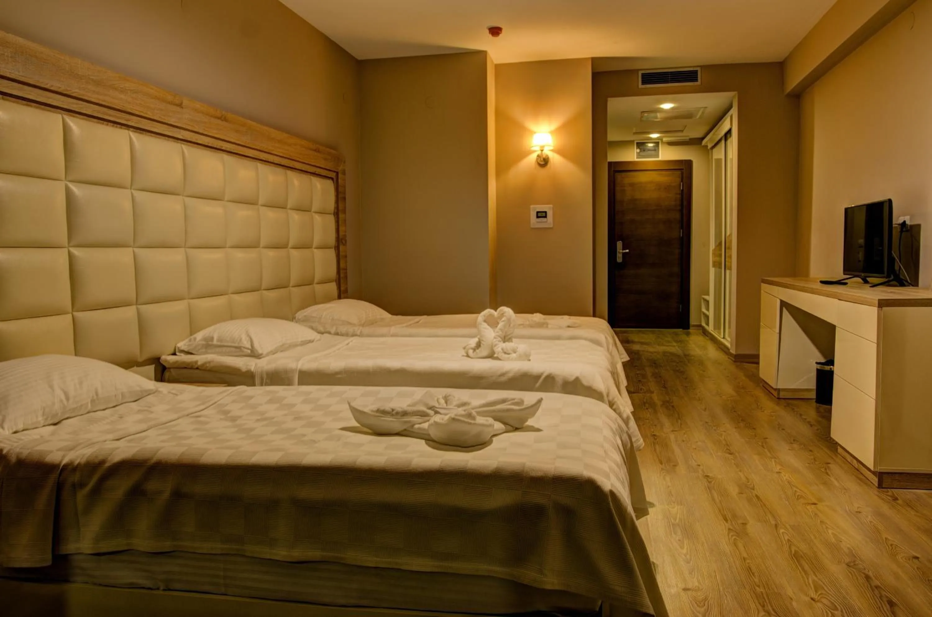 Bathroom, Bed in Mirage Hotel - Struga