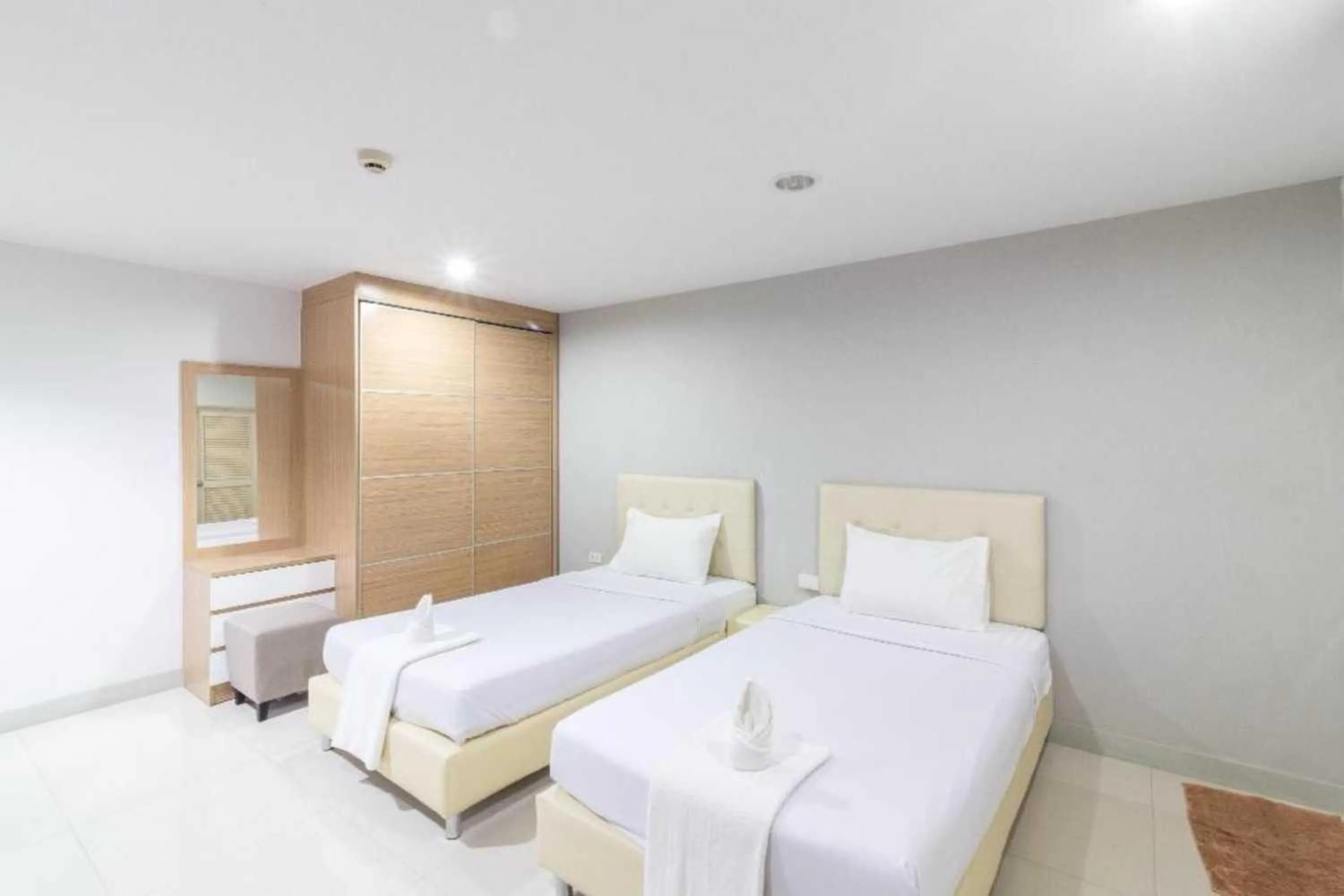 Photo of the whole room, Bed in Townhouse Siam Privi Hotel