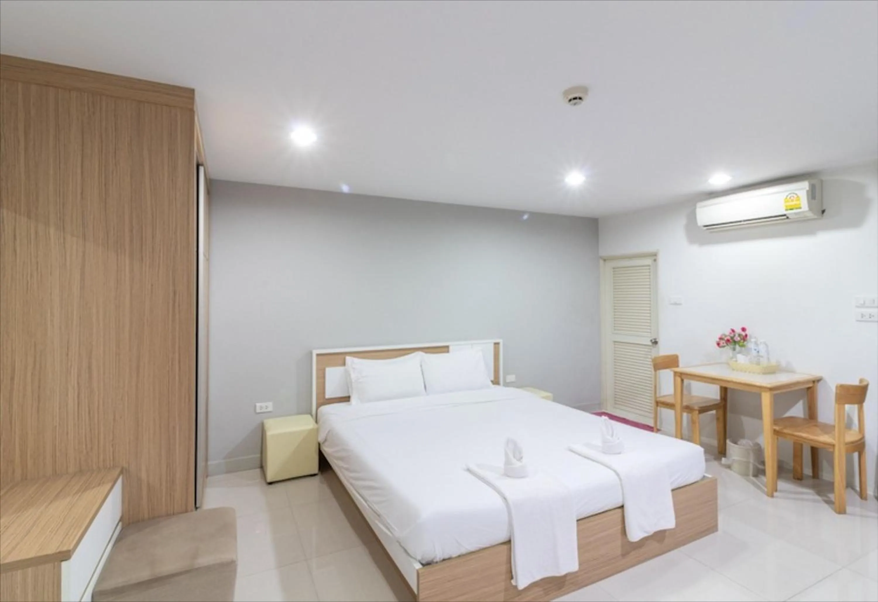 Standard King Room in Townhouse Siam Privi Hotel