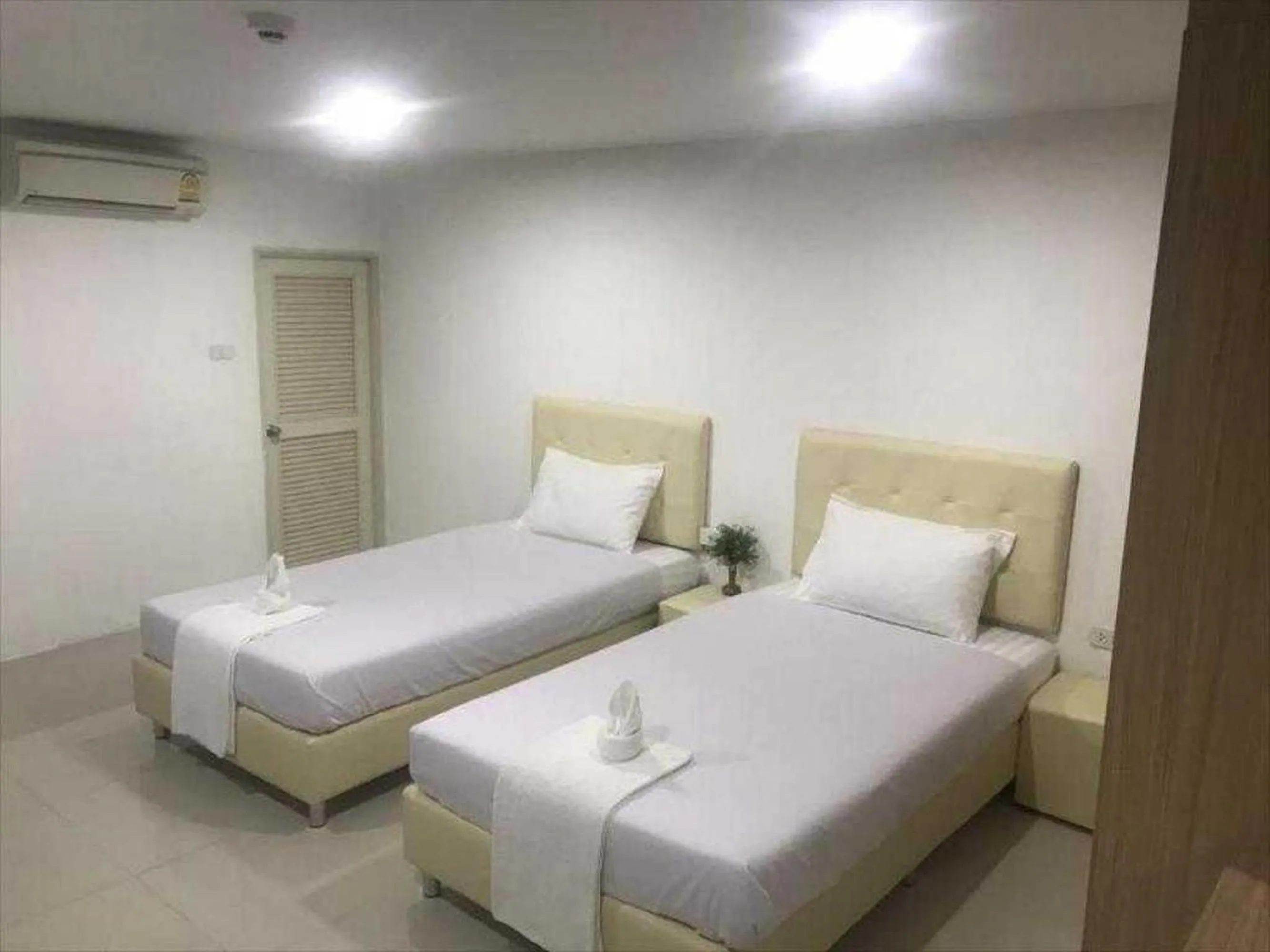 Photo of the whole room, Bed in Townhouse Siam Privi Hotel