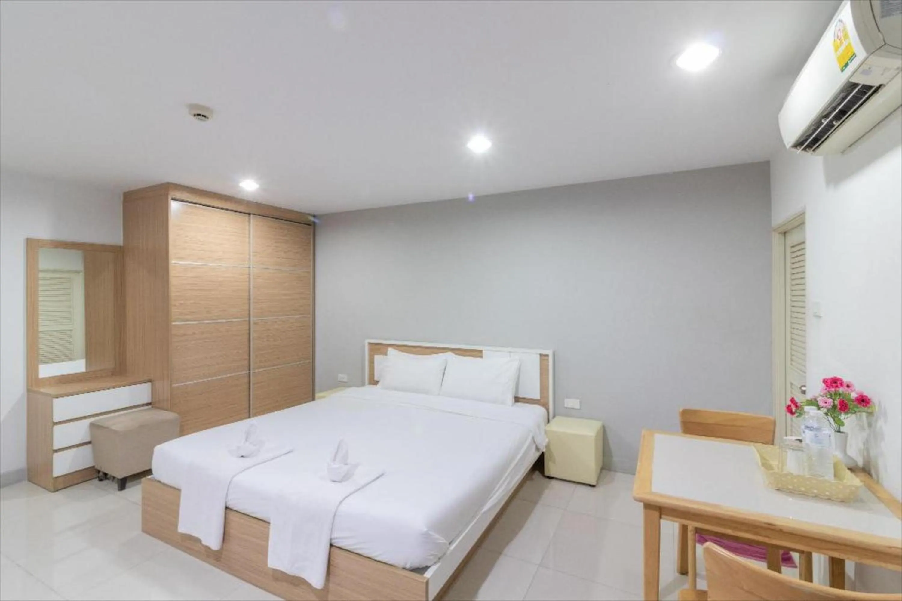 Deluxe King Room in Townhouse Siam Privi Hotel