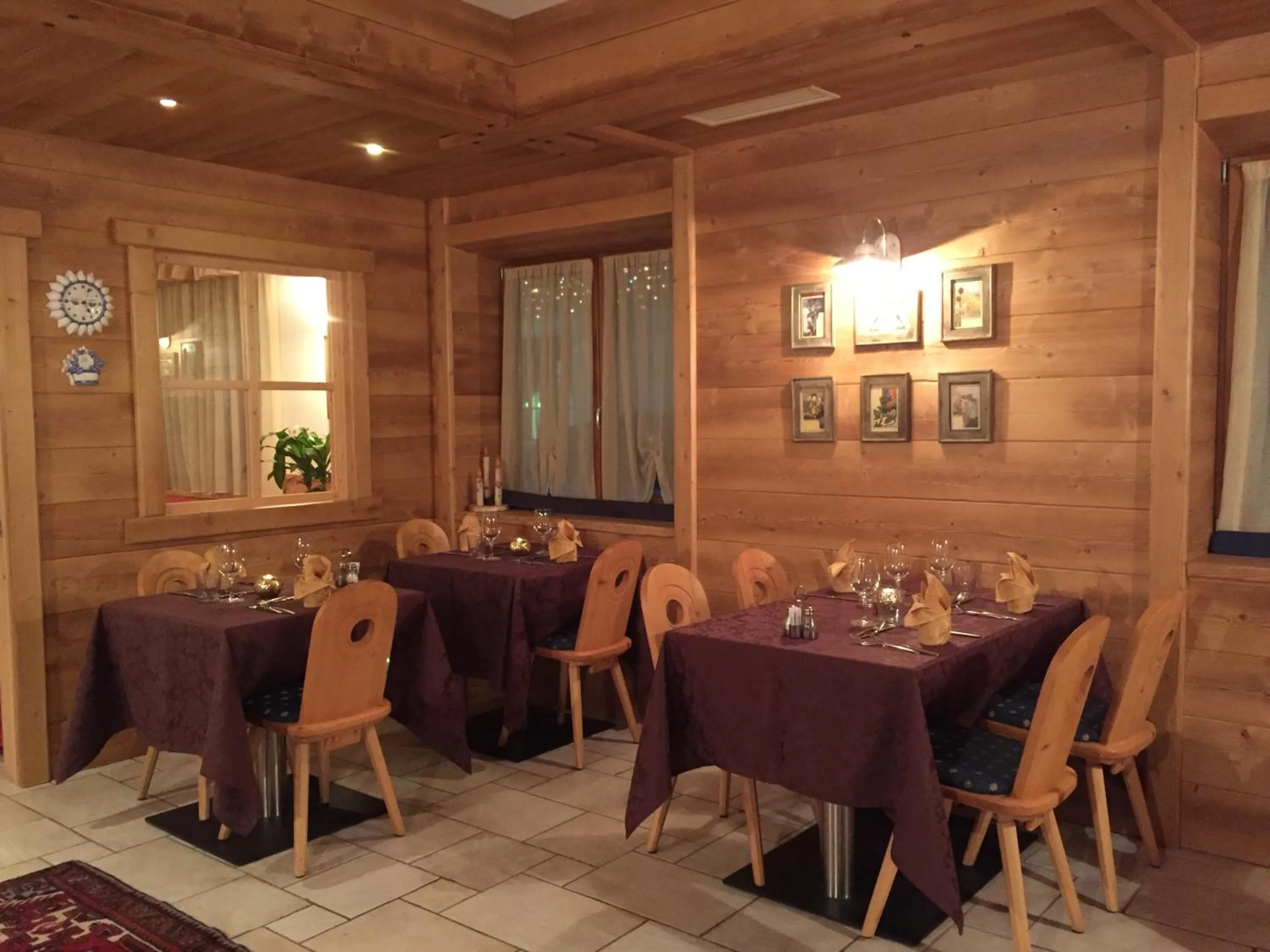 Restaurant/places to eat in Hotel Ariston ***S
