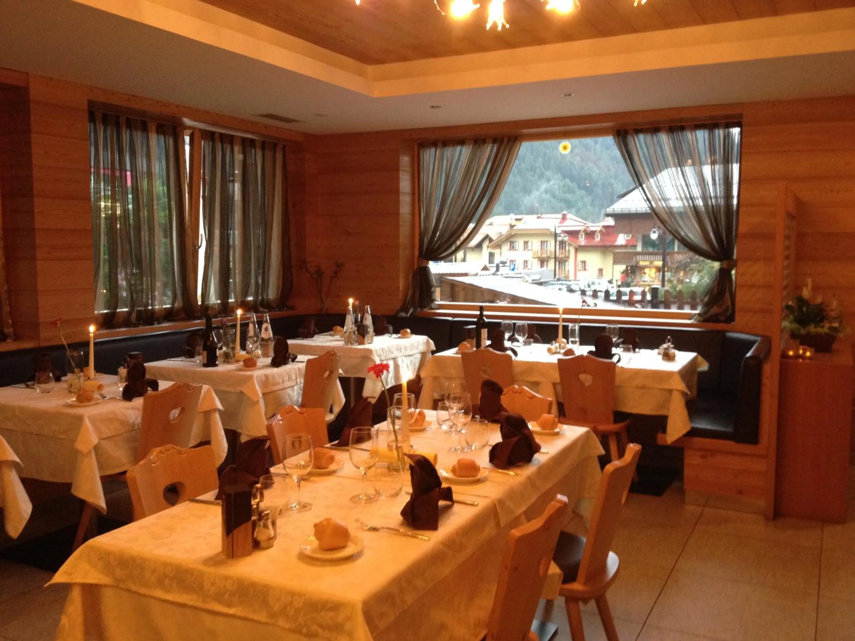 Restaurant/places to eat in Hotel Ariston ***S